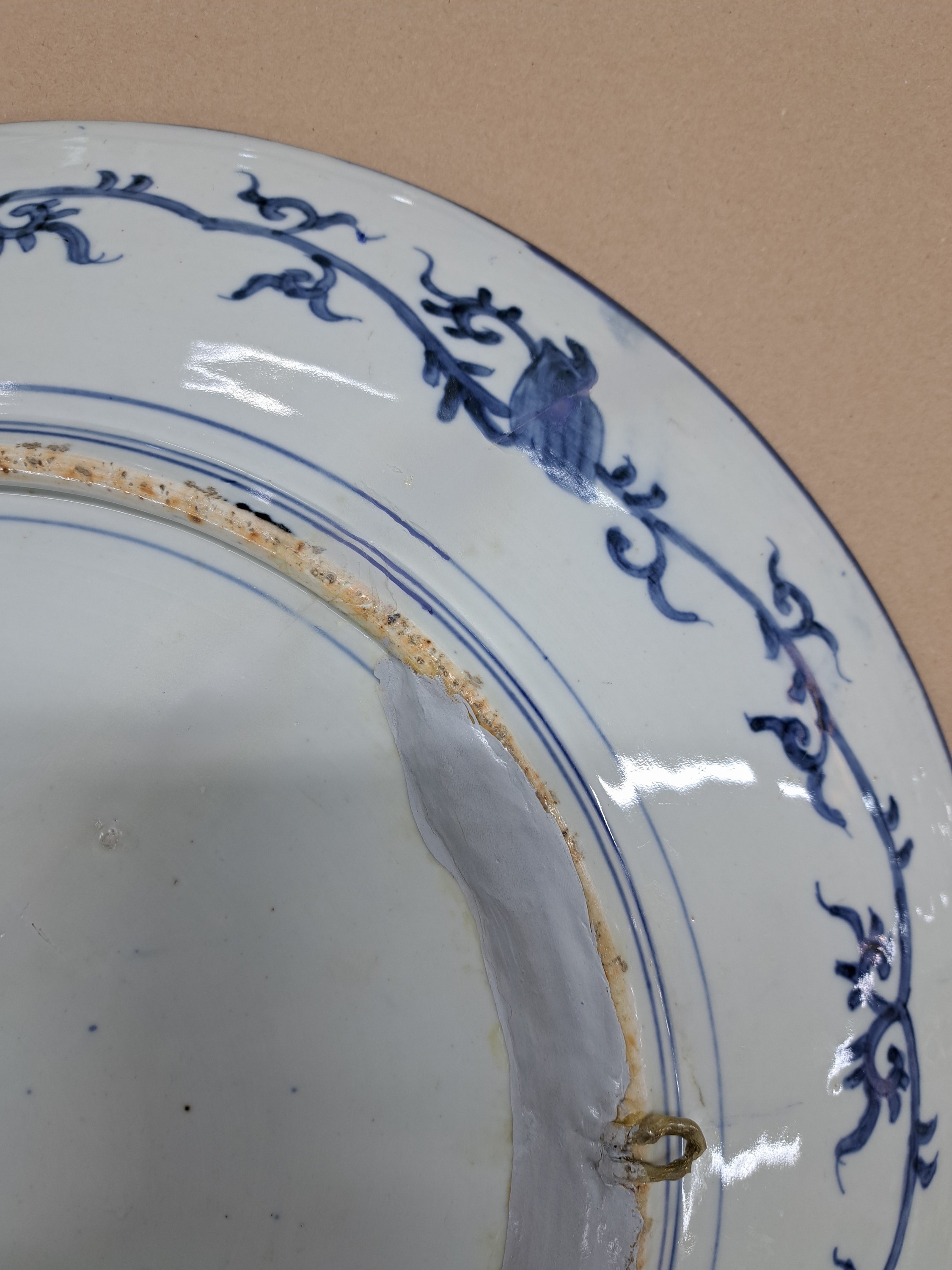 Detail m: Großer Imari Teller, Japan, um 1860-70, Porzellan, aufwändige Feldermalerei von Landschaften in verschiedenen Ebenen, Gartenlandschaften und Vögel ...