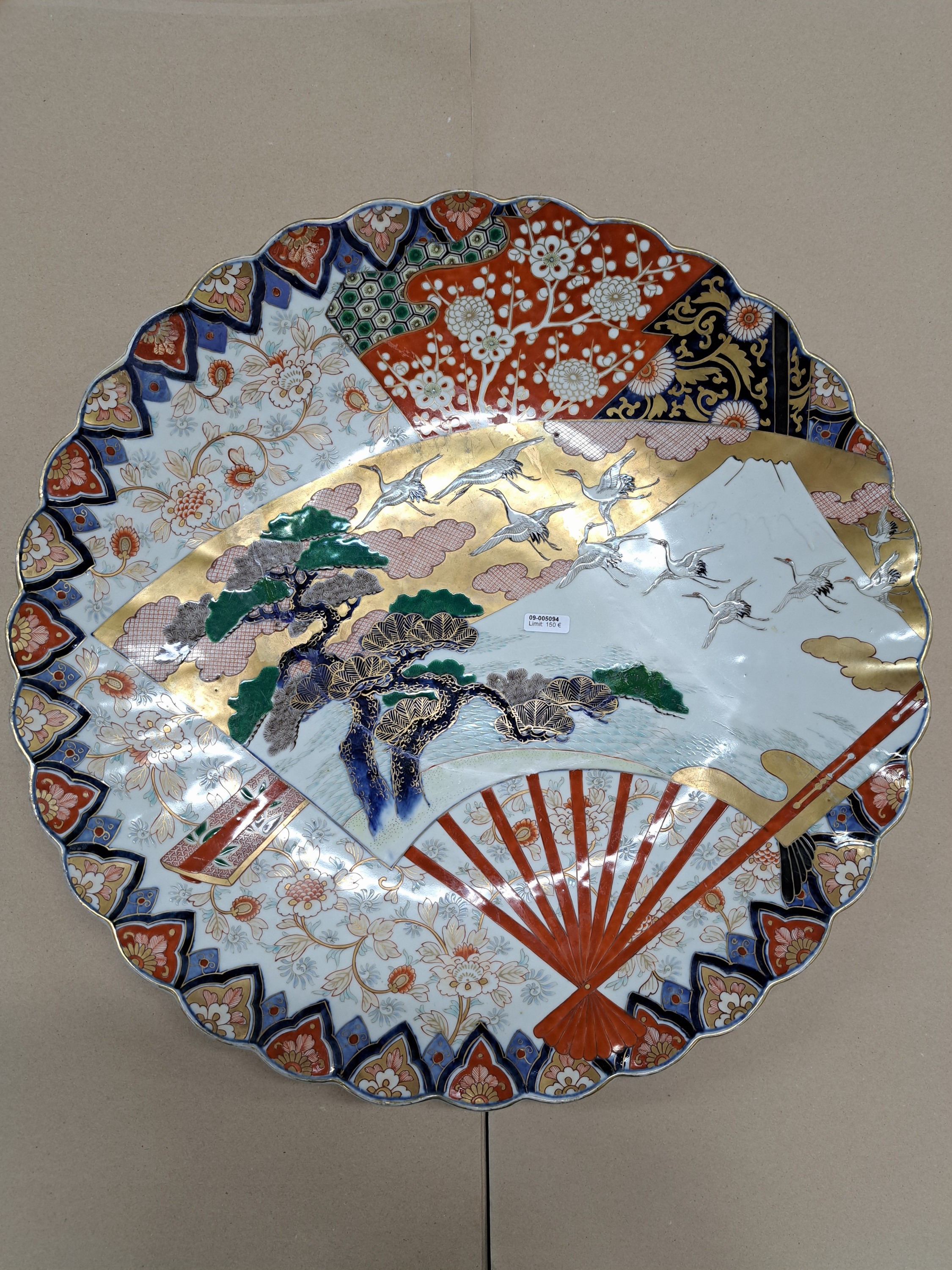 Detail a: Großer Imari Teller, China, um 1860-70, Porzellan, reiche Feldermalerei von stilisierter Landschaft mit auffliegenden Kranichen, florale Ornamentik, ...