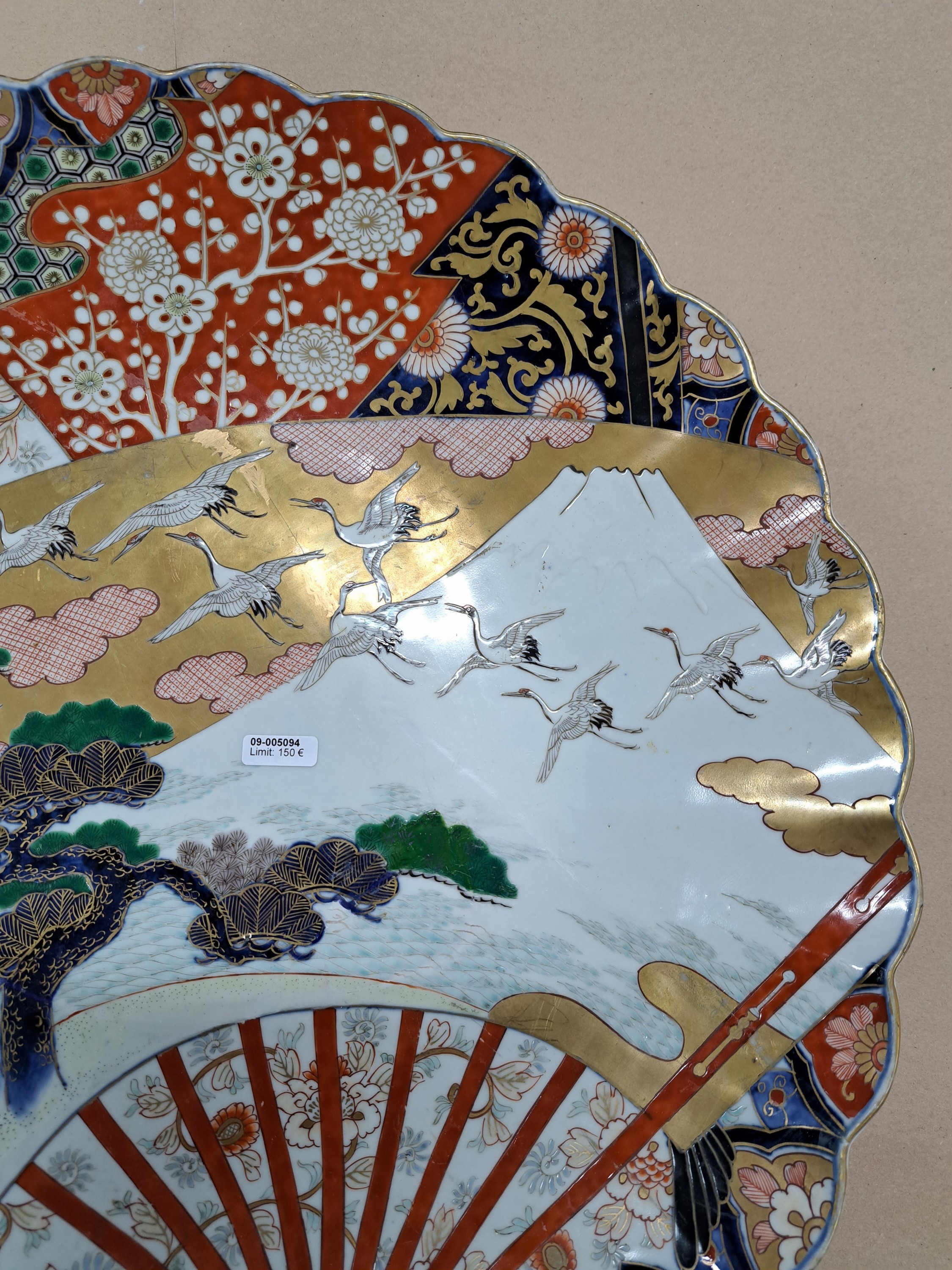 Detail b: Großer Imari Teller, China, um 1860-70, Porzellan, reiche Feldermalerei von stilisierter Landschaft mit auffliegenden Kranichen, florale Ornamentik, ...