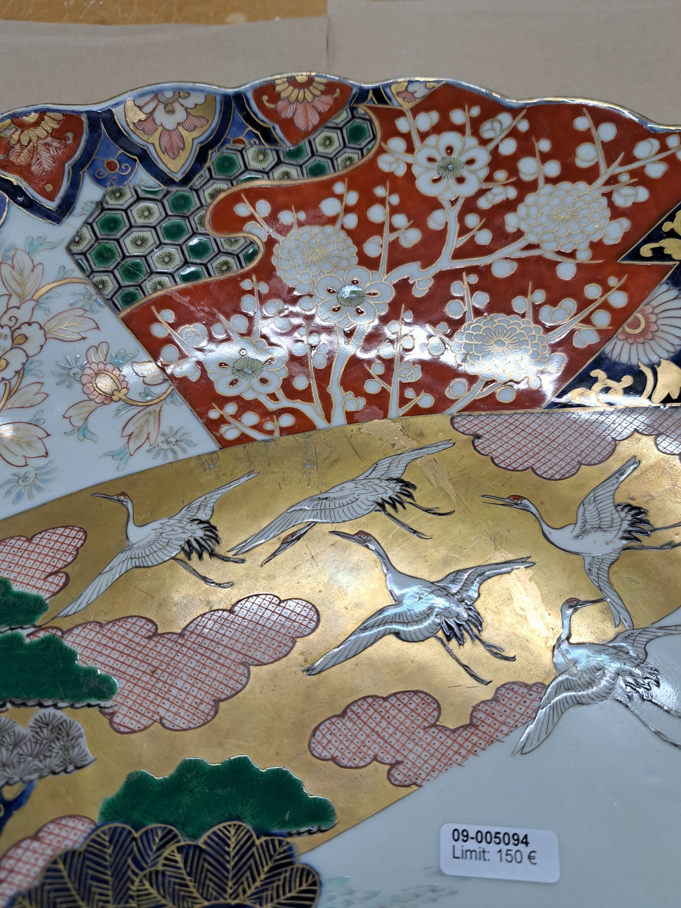 Detail c: Großer Imari Teller, China, um 1860-70, Porzellan, reiche Feldermalerei von stilisierter Landschaft mit auffliegenden Kranichen, florale Ornamentik, ...