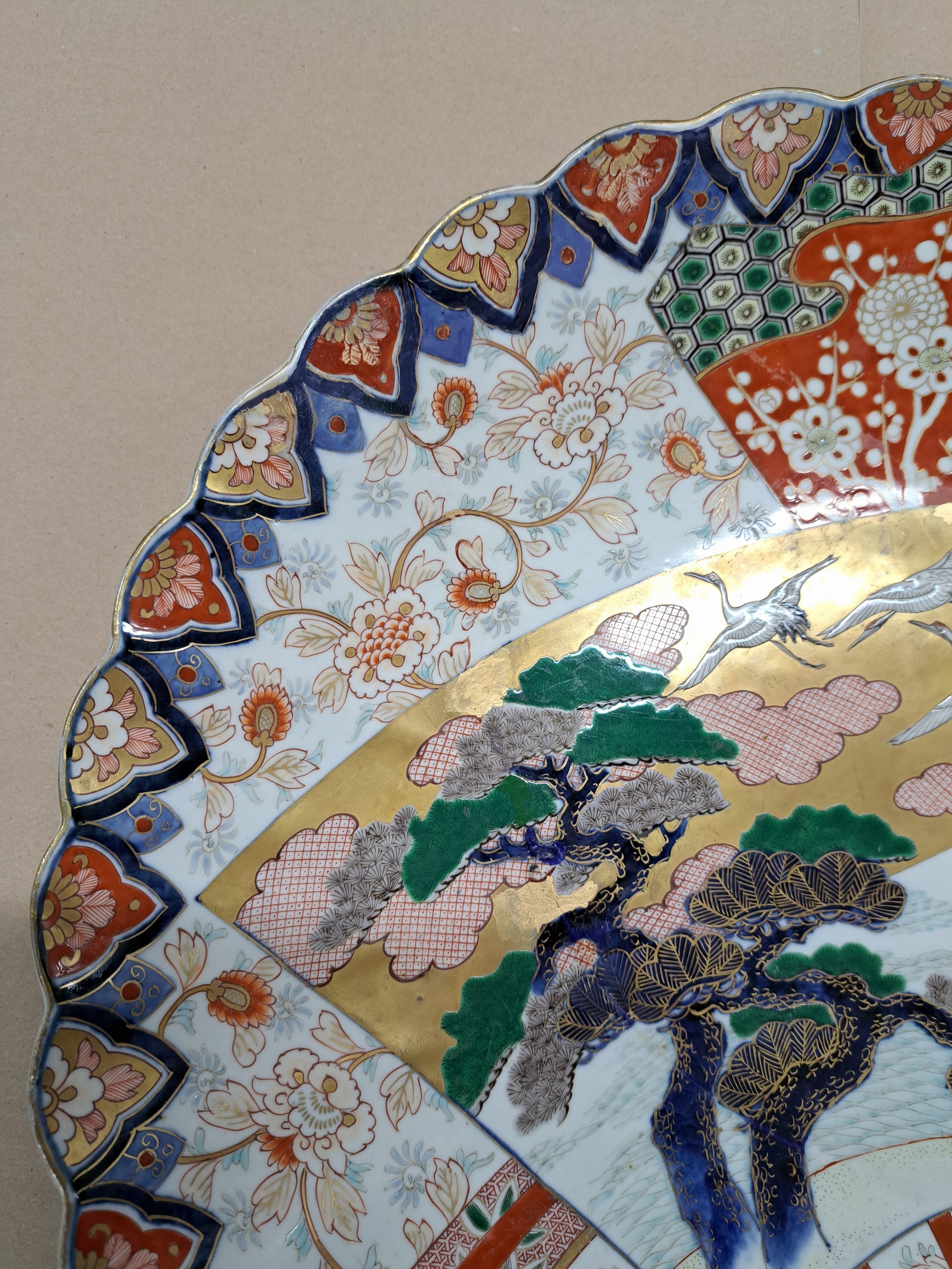 Detail d: Großer Imari Teller, China, um 1860-70, Porzellan, reiche Feldermalerei von stilisierter Landschaft mit auffliegenden Kranichen, florale Ornamentik, ...