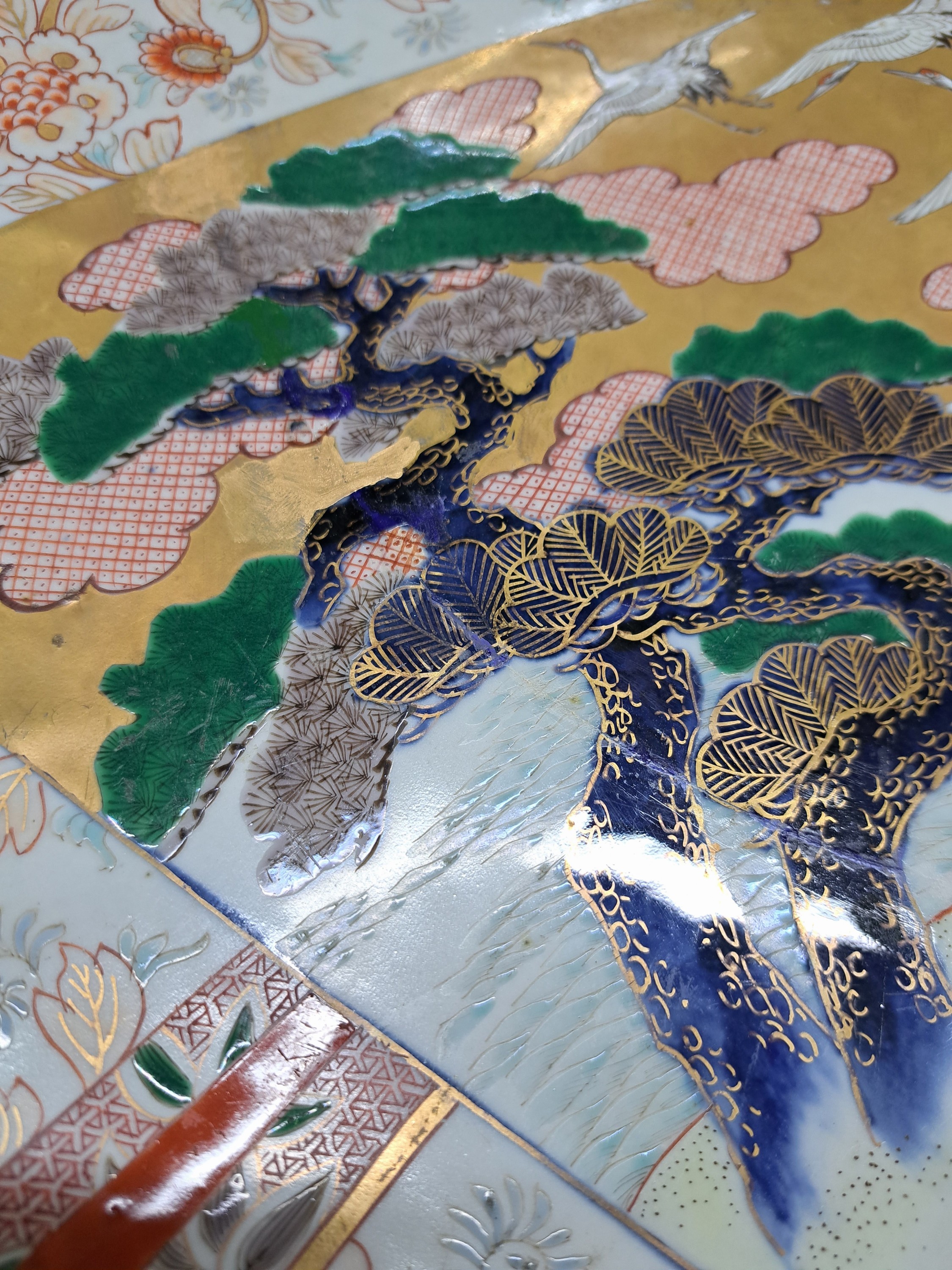Detail e: Großer Imari Teller, China, um 1860-70, Porzellan, reiche Feldermalerei von stilisierter Landschaft mit auffliegenden Kranichen, florale Ornamentik, ...