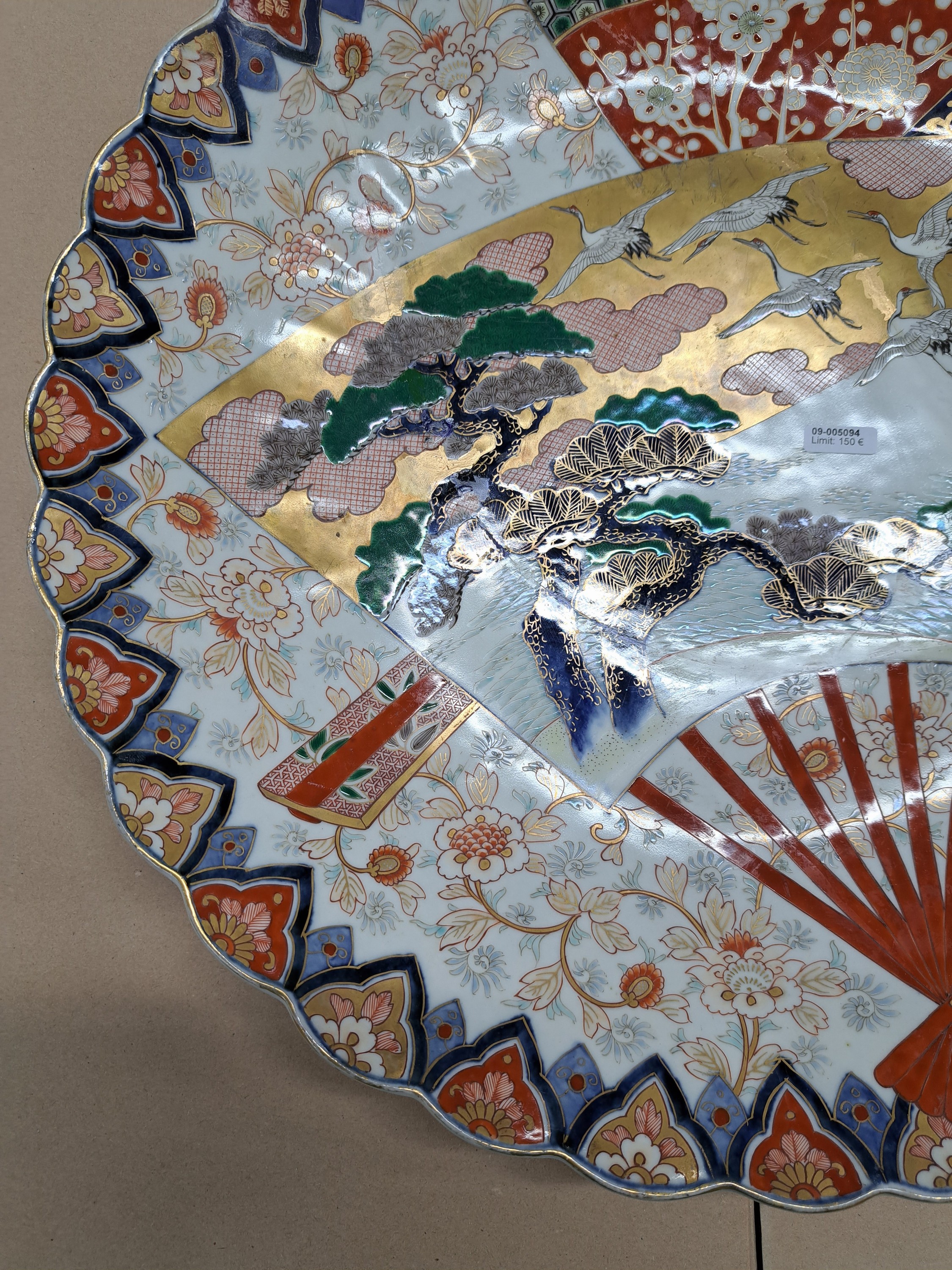 Detail f: Großer Imari Teller, China, um 1860-70, Porzellan, reiche Feldermalerei von stilisierter Landschaft mit auffliegenden Kranichen, florale Ornamentik, ...