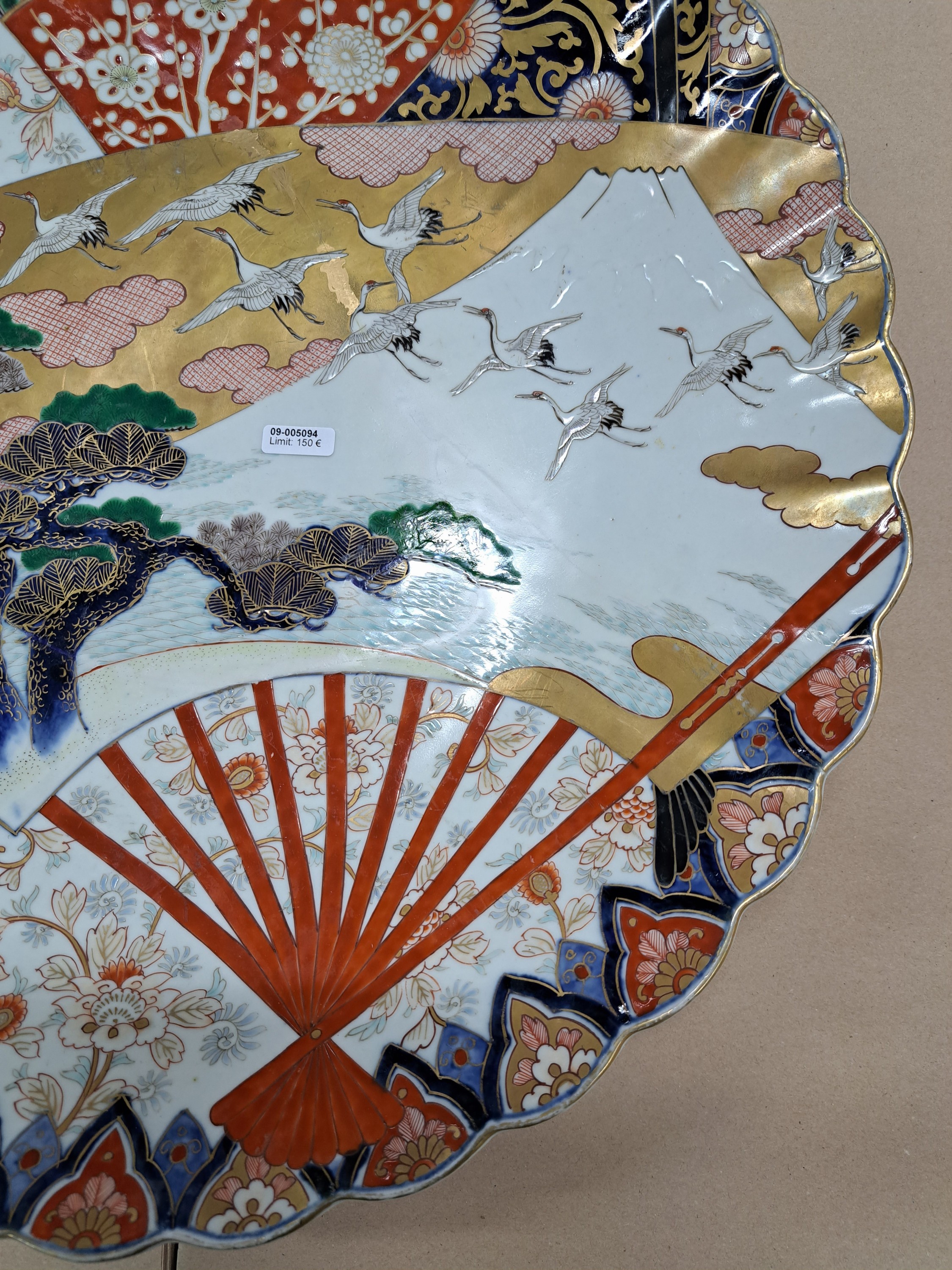 Detail g: Großer Imari Teller, China, um 1860-70, Porzellan, reiche Feldermalerei von stilisierter Landschaft mit auffliegenden Kranichen, florale Ornamentik, ...