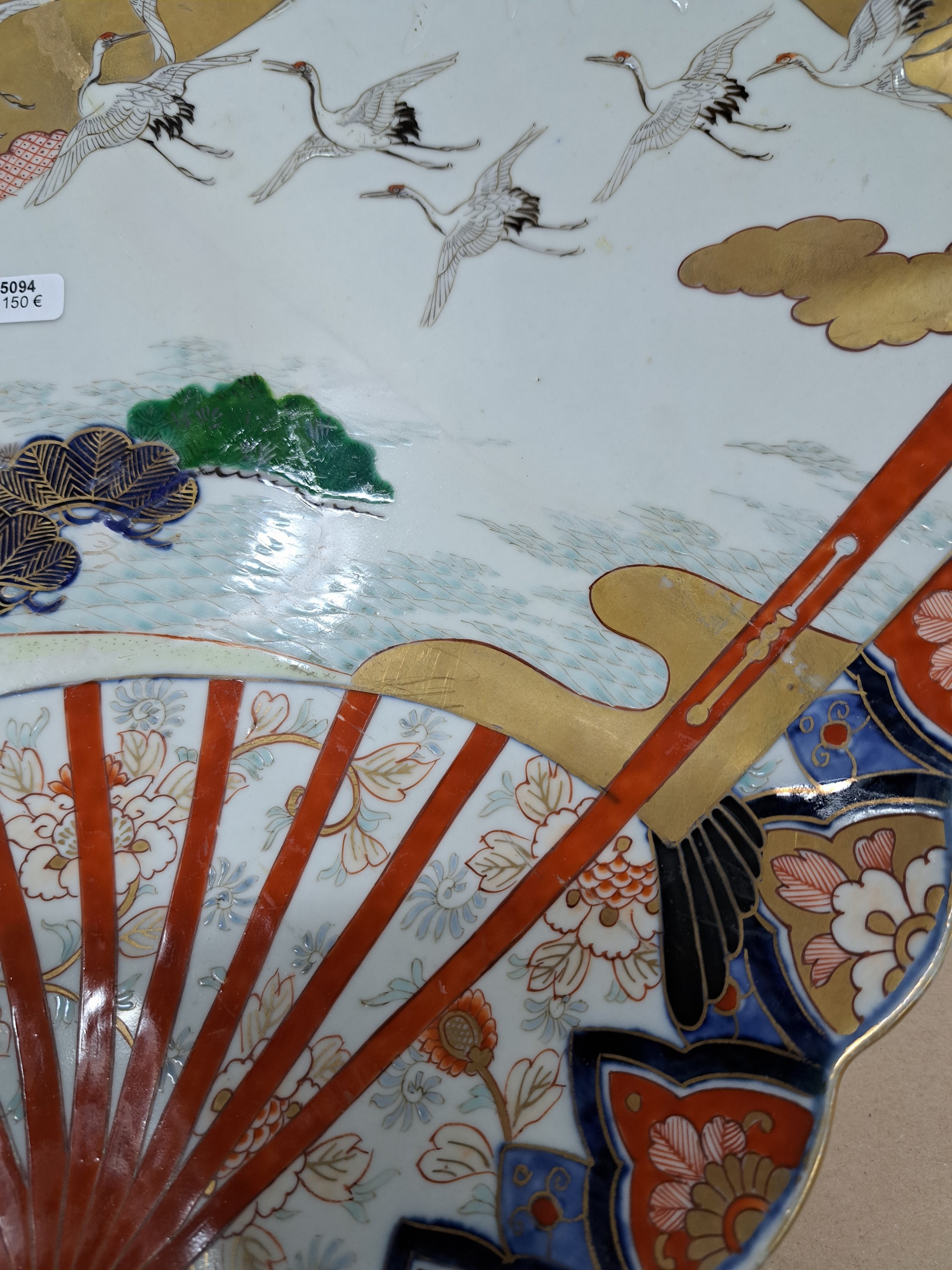 Detail h: Großer Imari Teller, China, um 1860-70, Porzellan, reiche Feldermalerei von stilisierter Landschaft mit auffliegenden Kranichen, florale Ornamentik, ...