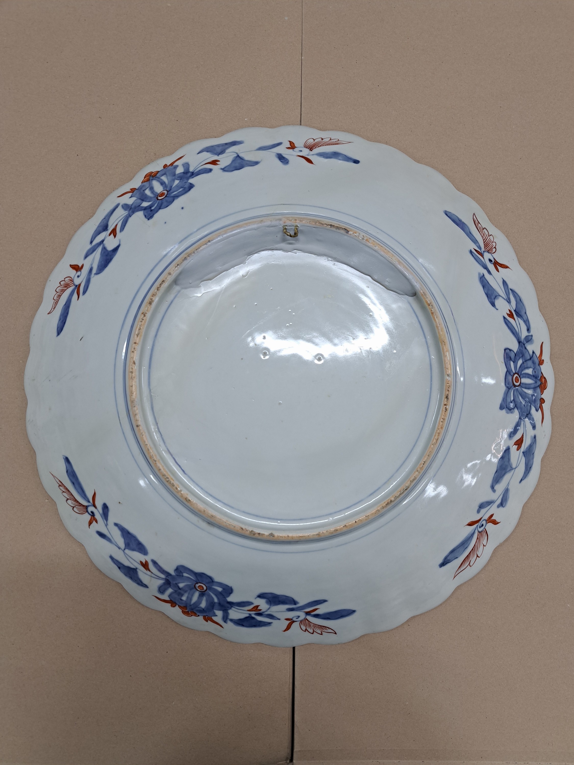 Detail i: Großer Imari Teller, China, um 1860-70, Porzellan, reiche Feldermalerei von stilisierter Landschaft mit auffliegenden Kranichen, florale Ornamentik, ...
