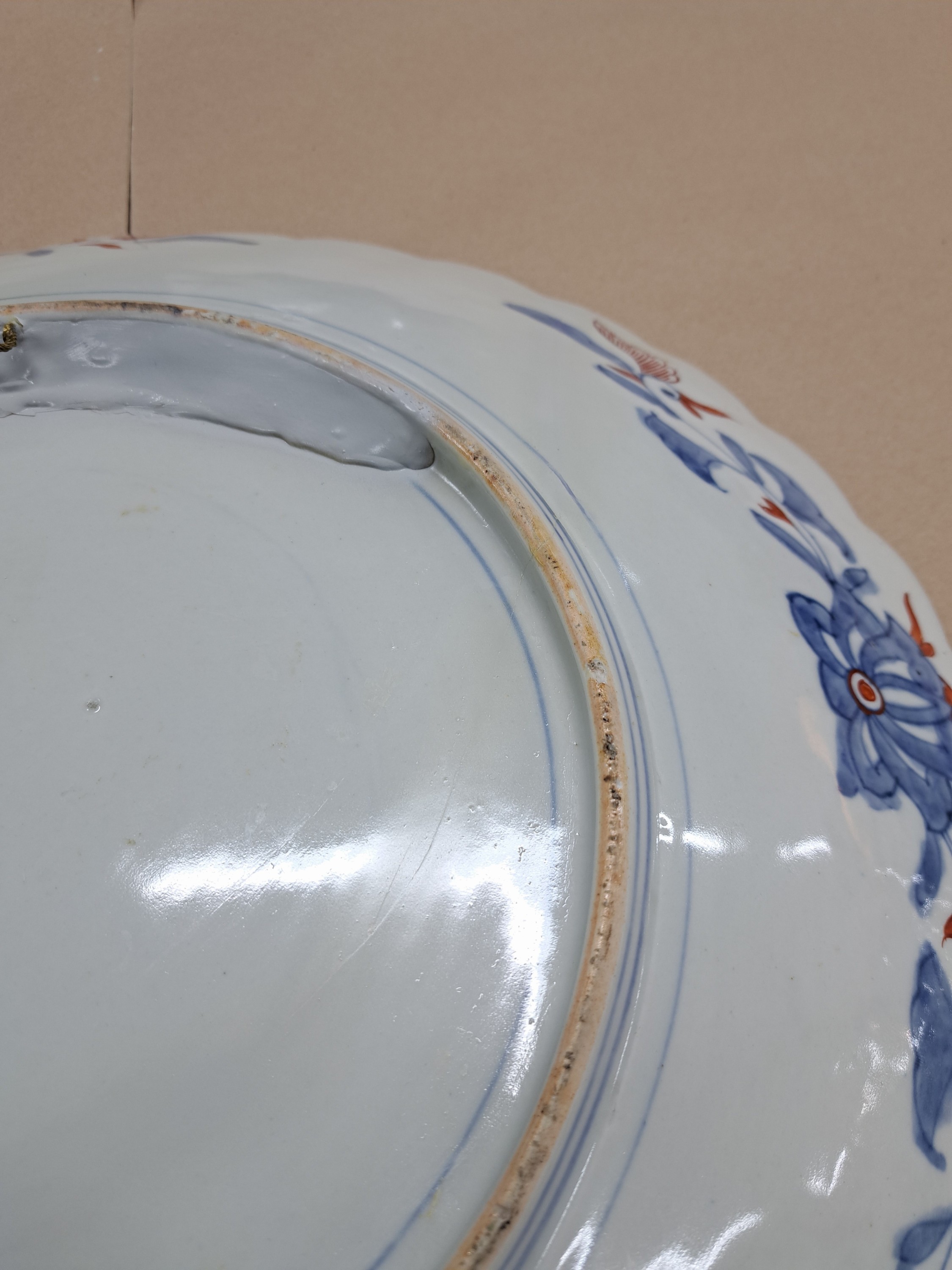 Detail k: Großer Imari Teller, China, um 1860-70, Porzellan, reiche Feldermalerei von stilisierter Landschaft mit auffliegenden Kranichen, florale Ornamentik, ...