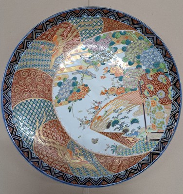 26977031a - Großer Imari Teller, Japan, um 1860-70, Porzellan, aufwändige Feldermalerei ...