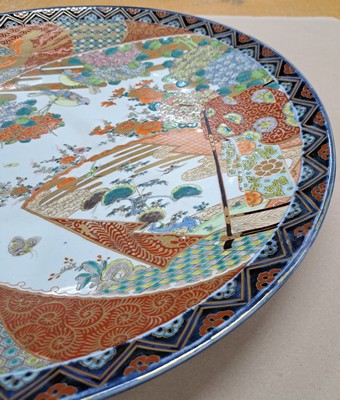 26977031b - Großer Imari Teller, Japan, um 1860-70, Porzellan, aufwändige Feldermalerei ...