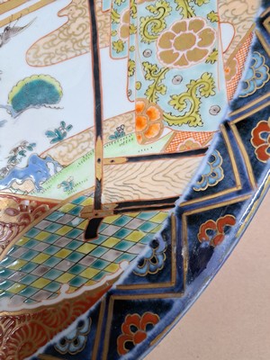 26977031d - Großer Imari Teller, Japan, um 1860-70, Porzellan, aufwändige Feldermalerei ...