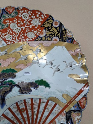 26977058b - Großer Imari Teller, China, um 1860-70, Porzellan, reiche Feldermalerei von ...