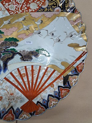 26977058g - Großer Imari Teller, China, um 1860-70, Porzellan, reiche Feldermalerei von ...