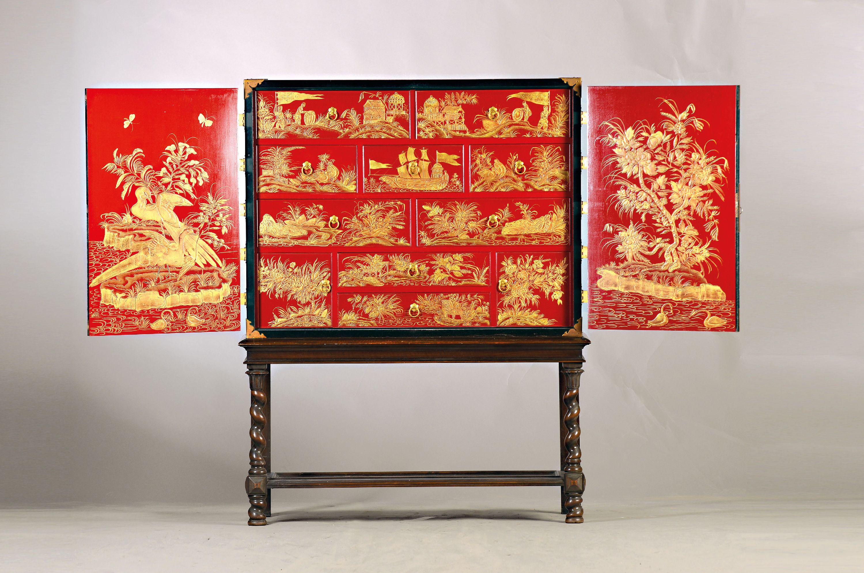 Detail a: Stollenschrank, China, Mitte 20. Jh., Kabinett außen mit schwarzem Lack und reicher erhabener Goldmalerei im Ming-Stil, idealisierte Landschaft, ...