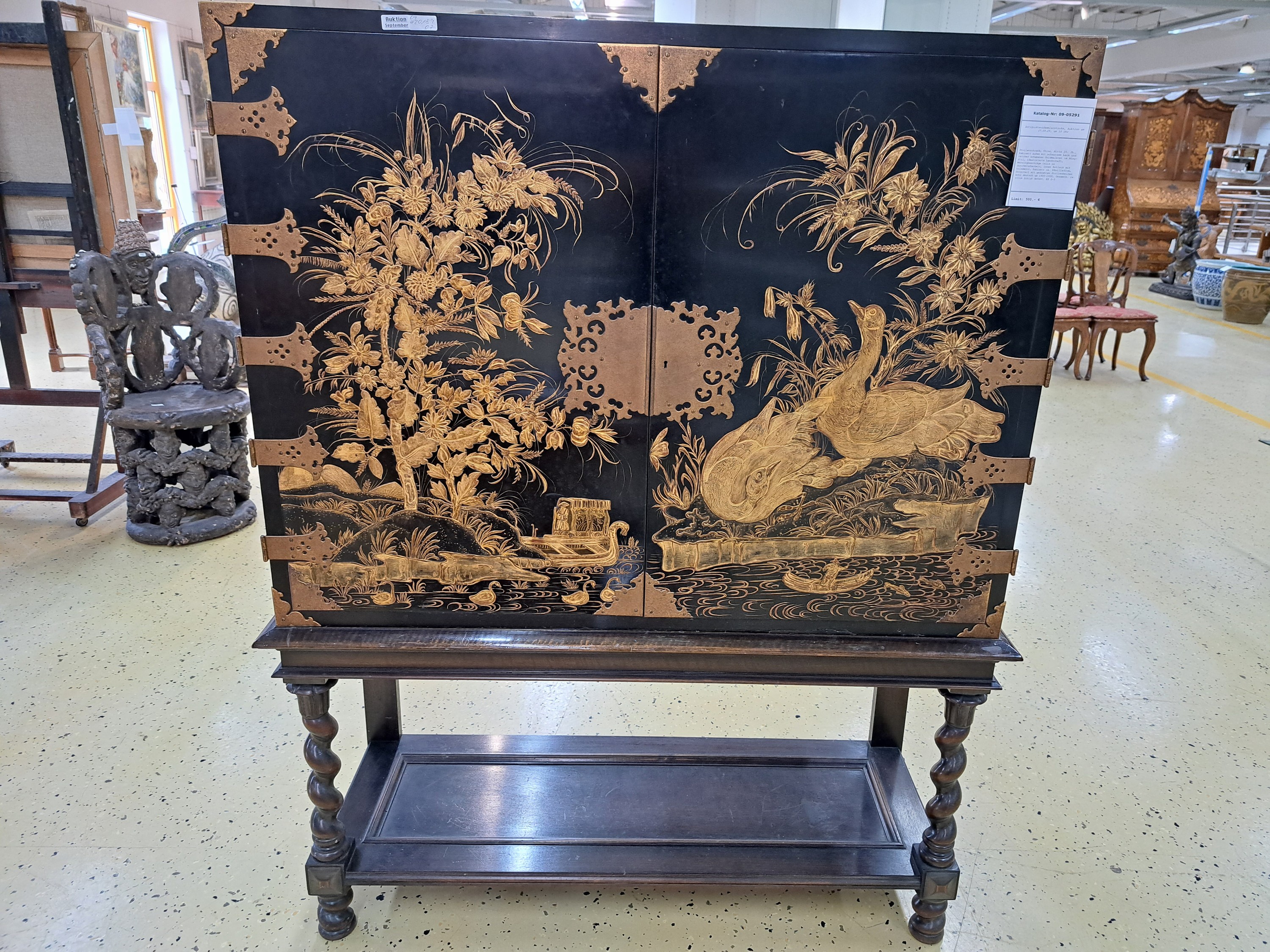 Detail b: Stollenschrank, China, Mitte 20. Jh., Kabinett außen mit schwarzem Lack und reicher erhabener Goldmalerei im Ming-Stil, idealisierte Landschaft, ...