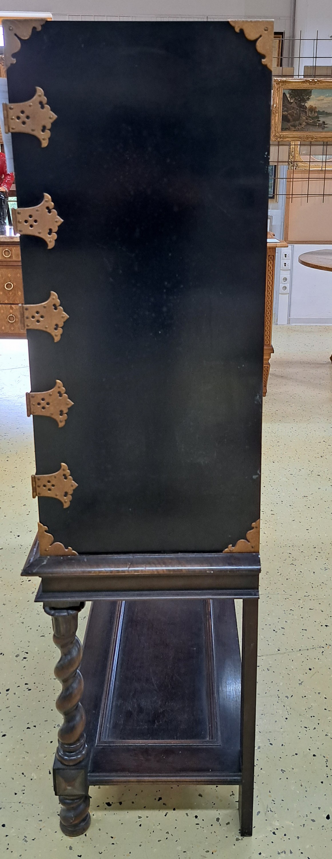 Detail c: Stollenschrank, China, Mitte 20. Jh., Kabinett außen mit schwarzem Lack und reicher erhabener Goldmalerei im Ming-Stil, idealisierte Landschaft, ...