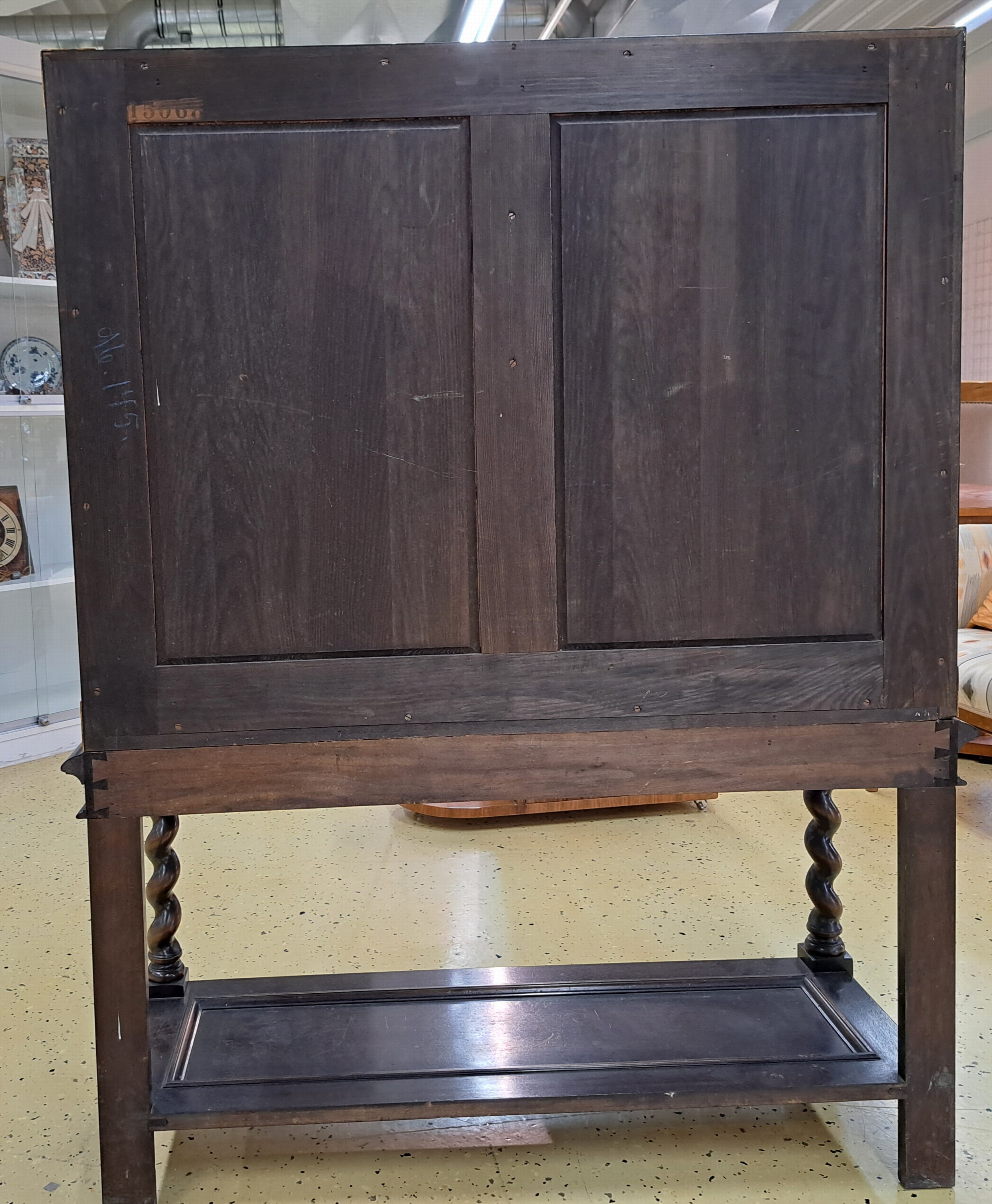 Detail d: Stollenschrank, China, Mitte 20. Jh., Kabinett außen mit schwarzem Lack und reicher erhabener Goldmalerei im Ming-Stil, idealisierte Landschaft, ...