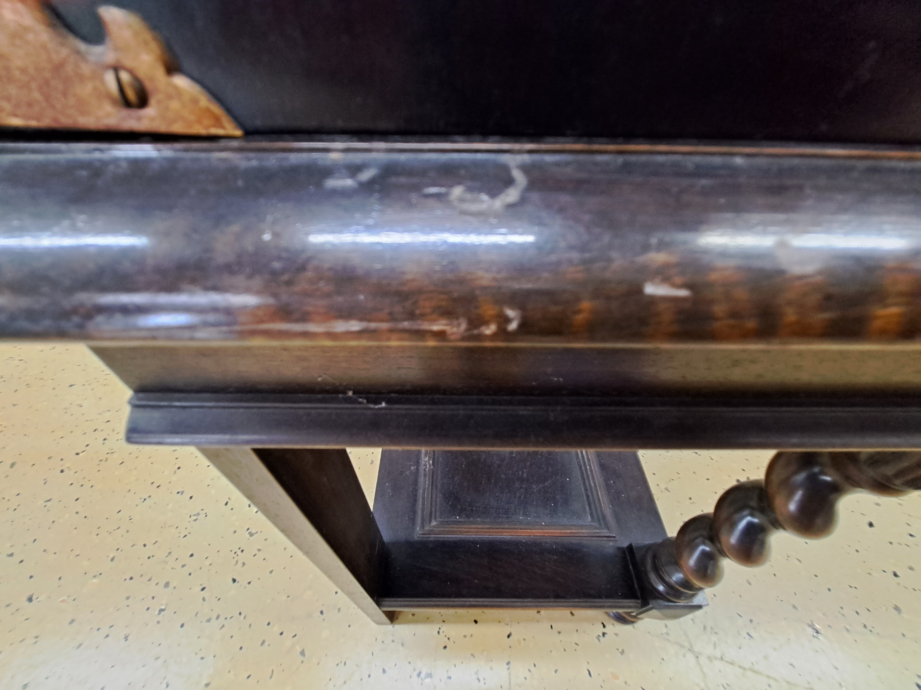 Detail e: Stollenschrank, China, Mitte 20. Jh., Kabinett außen mit schwarzem Lack und reicher erhabener Goldmalerei im Ming-Stil, idealisierte Landschaft, ...