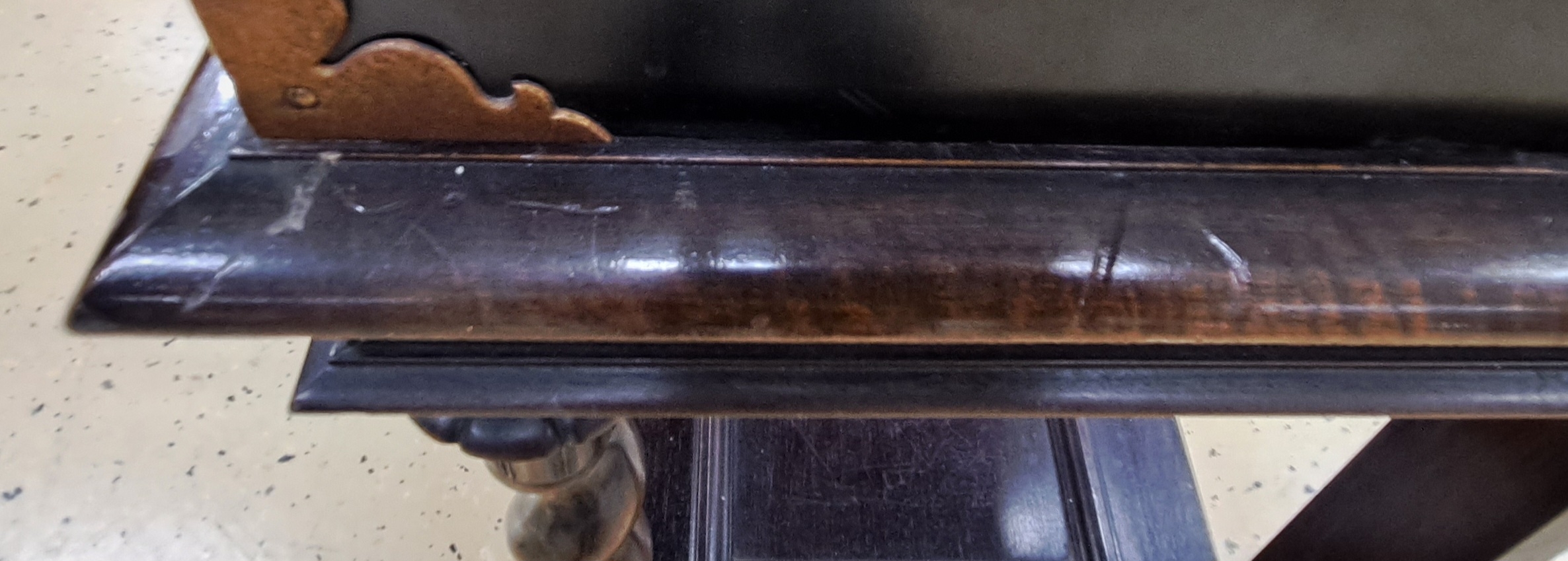 Detail f: Stollenschrank, China, Mitte 20. Jh., Kabinett außen mit schwarzem Lack und reicher erhabener Goldmalerei im Ming-Stil, idealisierte Landschaft, ...