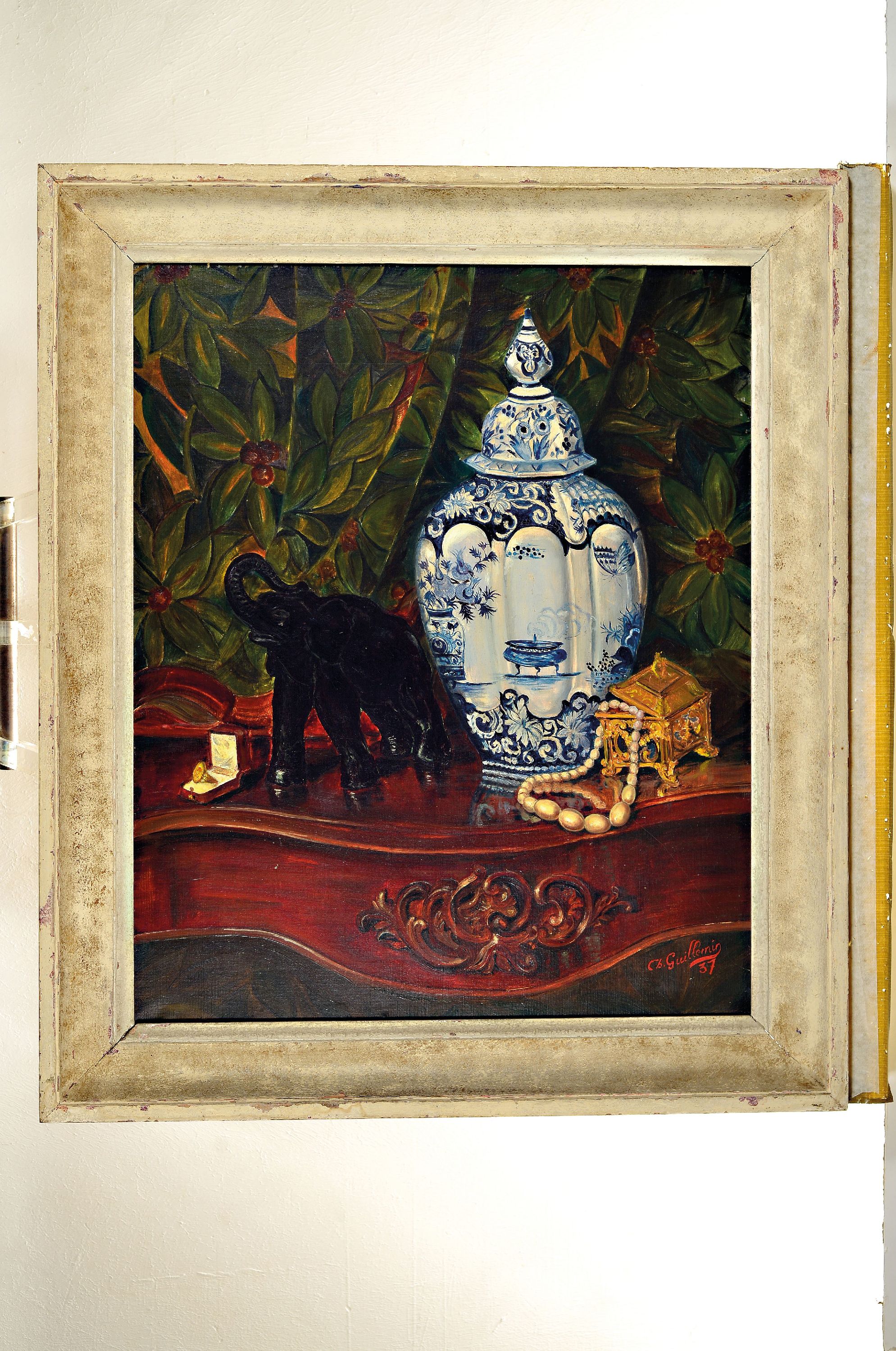 Detail k: Ch. Guillemin, datiert 1937, Stillleben mit Delfter Vase und Elefantenfigur, Öl/Lwd, rechts unten signiert und dat., ca. 65x54cm, R. ca. 77x67cm