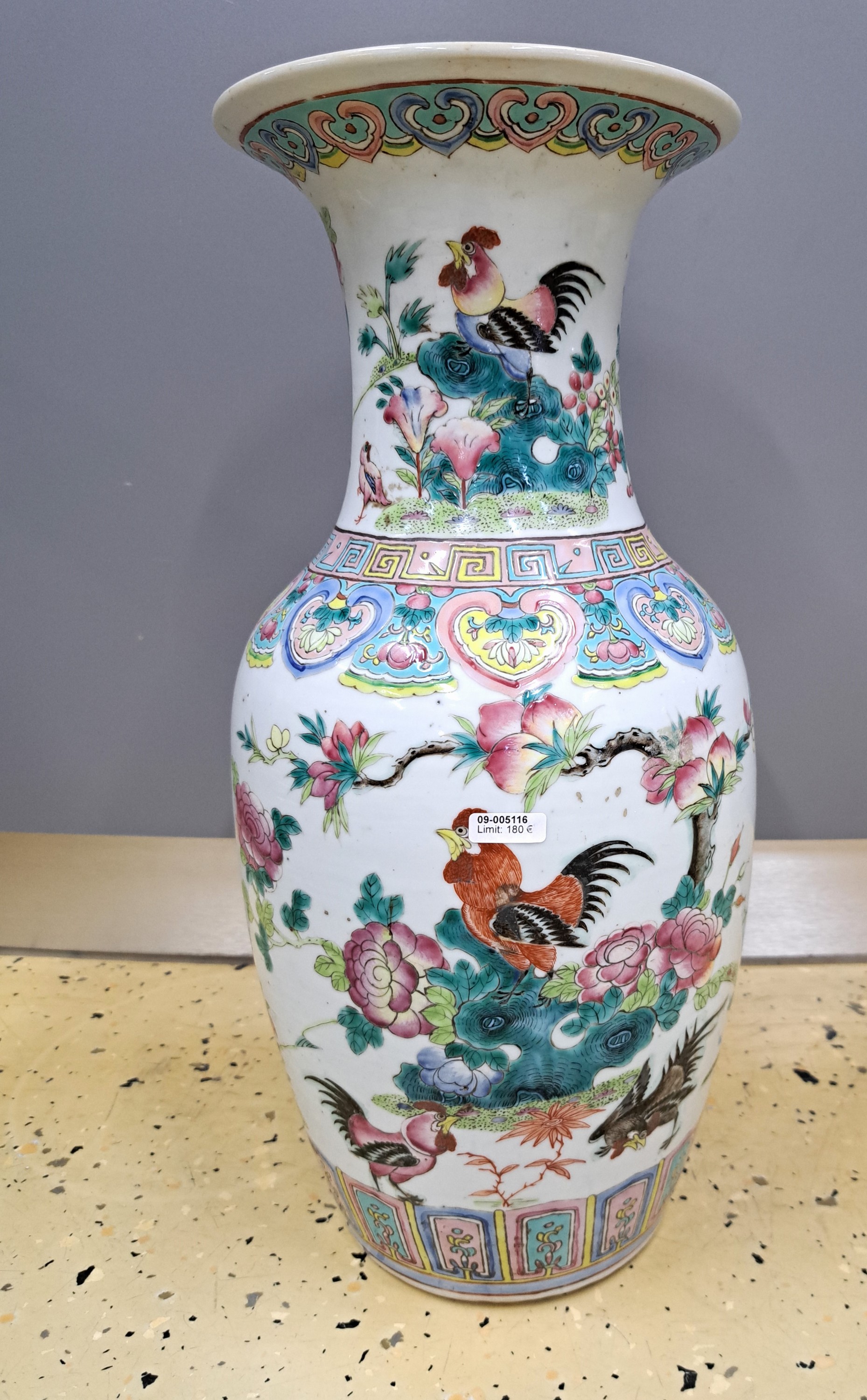 Detail a: Bodenvase, China, späte Quing, um 1880/90, Porzellan, Bemalung mit Hähnen in Landschaftsausschnitten, ohne Bodenmarke, H. 45 cm