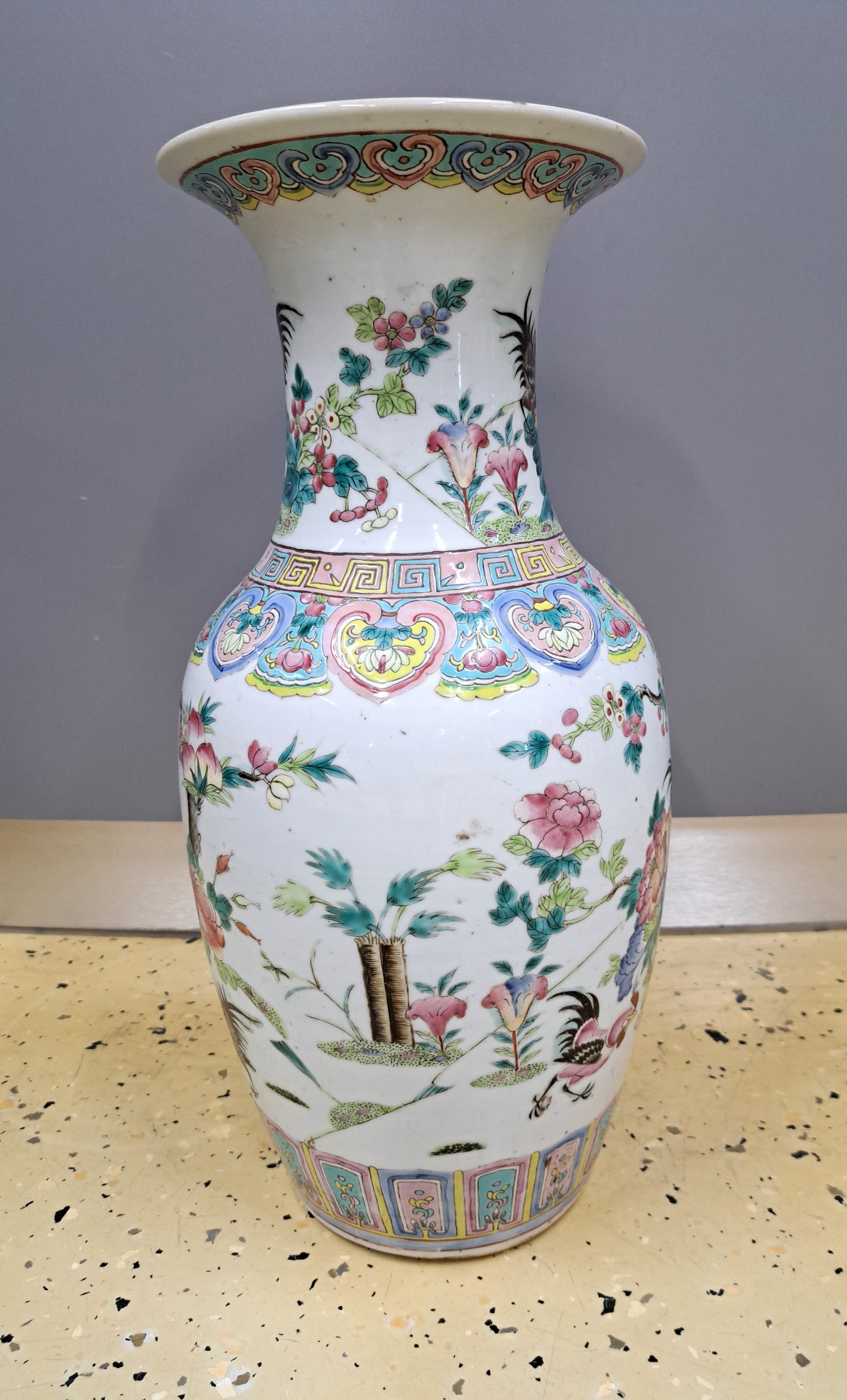 Detail b: Bodenvase, China, späte Quing, um 1880/90, Porzellan, Bemalung mit Hähnen in Landschaftsausschnitten, ohne Bodenmarke, H. 45 cm