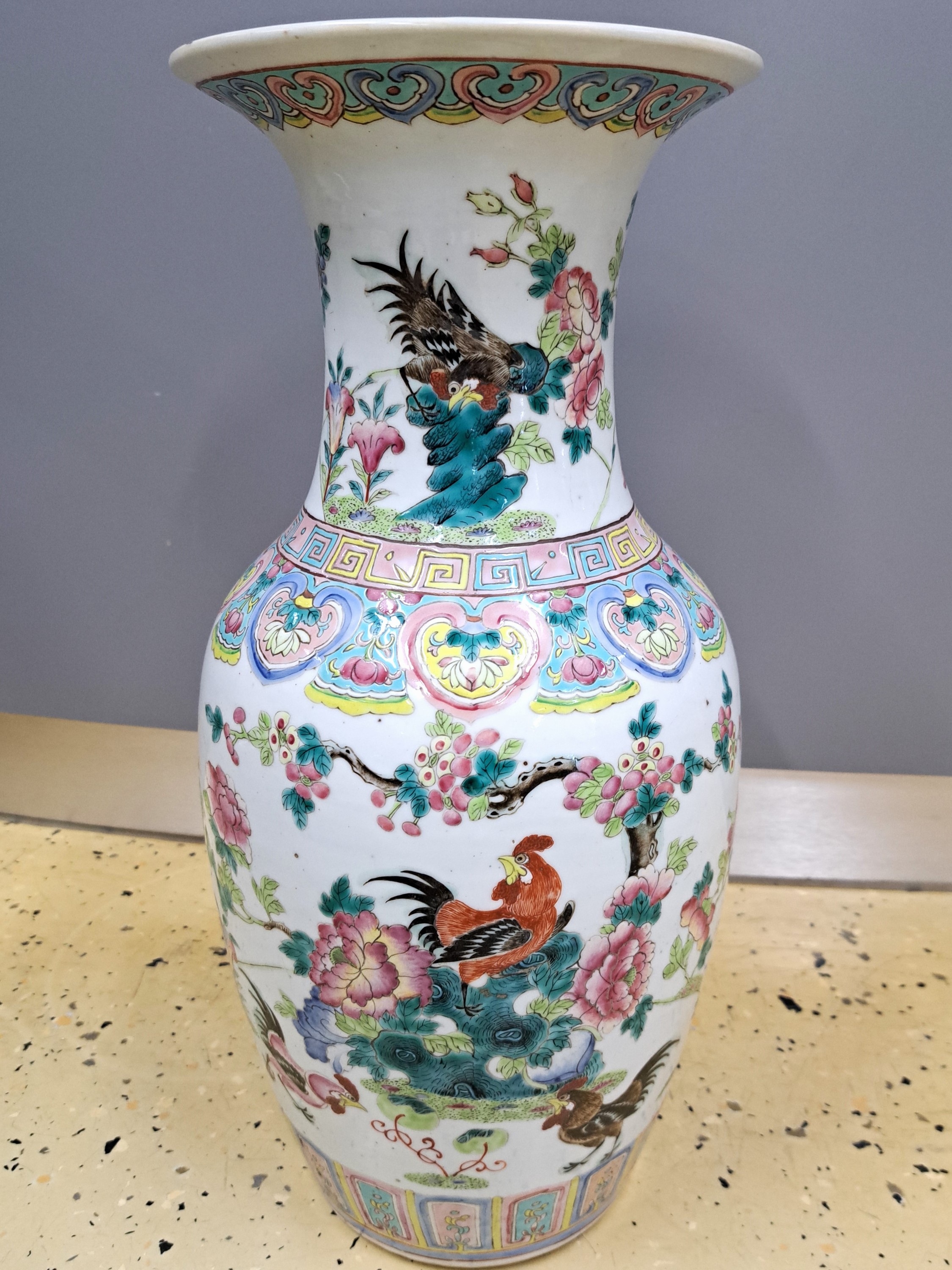 Detail c: Bodenvase, China, späte Quing, um 1880/90, Porzellan, Bemalung mit Hähnen in Landschaftsausschnitten, ohne Bodenmarke, H. 45 cm