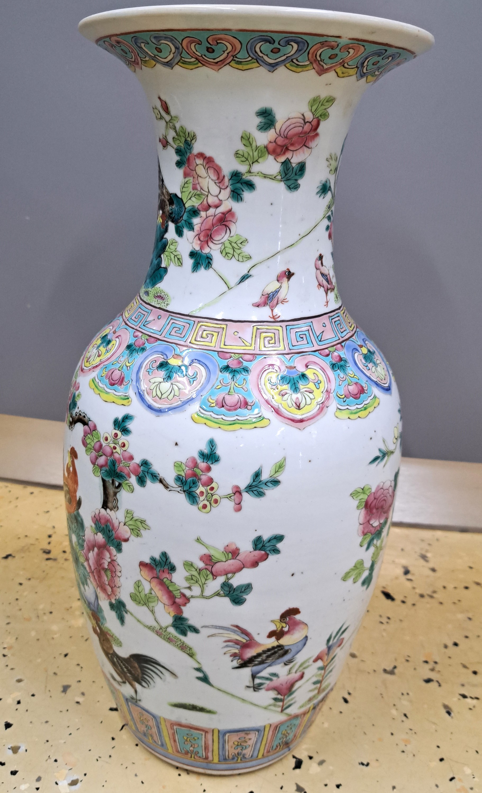 Detail d: Bodenvase, China, späte Quing, um 1880/90, Porzellan, Bemalung mit Hähnen in Landschaftsausschnitten, ohne Bodenmarke, H. 45 cm