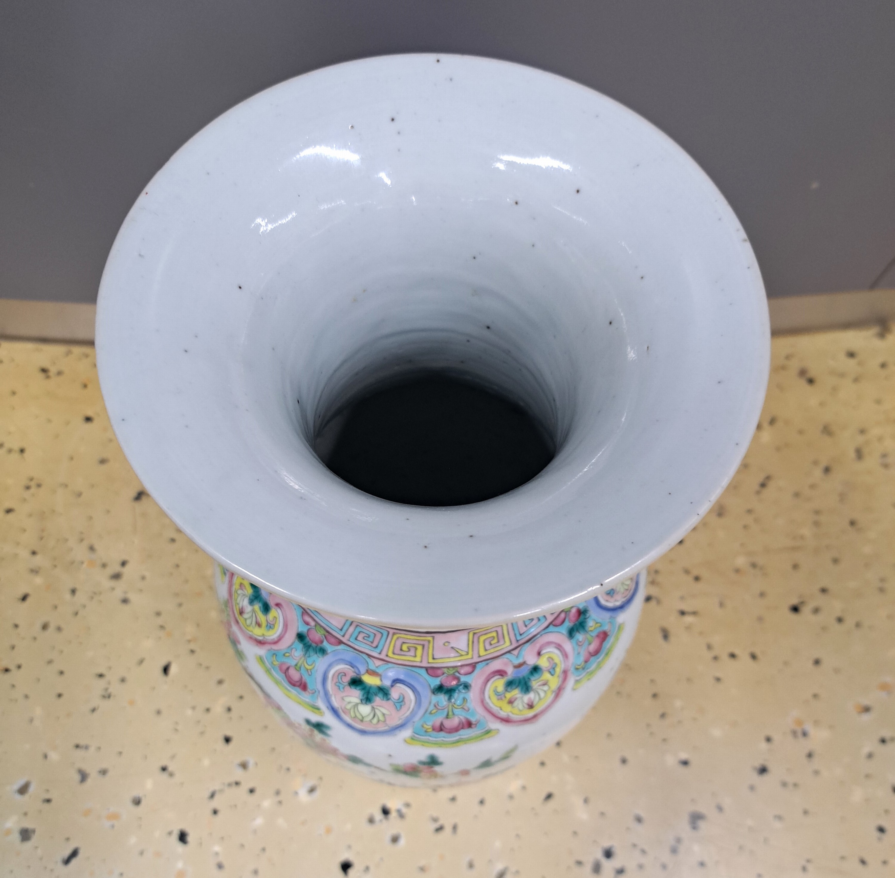 Detail e: Bodenvase, China, späte Quing, um 1880/90, Porzellan, Bemalung mit Hähnen in Landschaftsausschnitten, ohne Bodenmarke, H. 45 cm