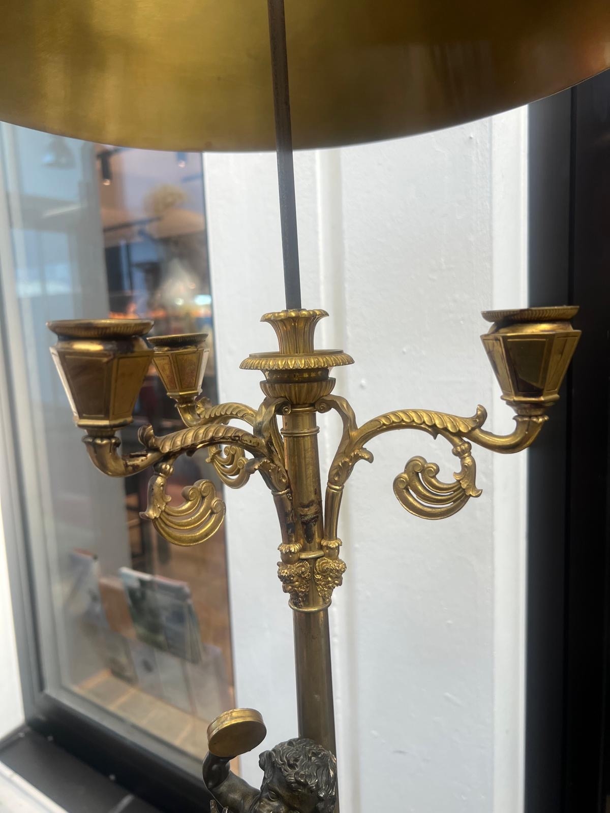 Detail e: Paar große Figurenleuchter, Frankreich, Second Empire, um 1860, Korpus Metall feuervergoldet, massiver Sockel, aufstrebender Säulen mit drei ...