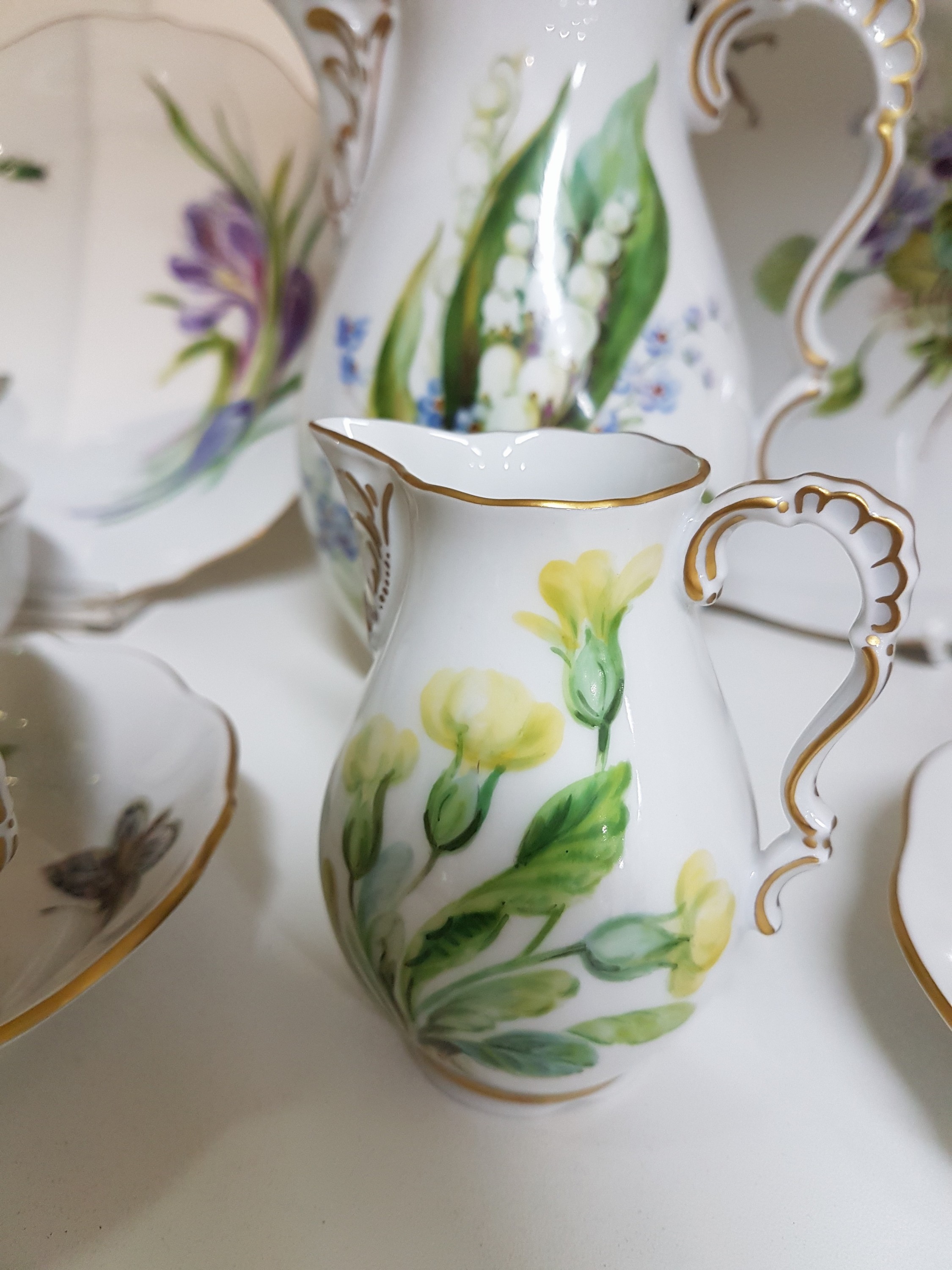 Detail c: Tete-a-tete, 20. Jh., Lindner Porzellan, Porzellanmalerei H. Schneider, Saalfeld Thüringen, bez. Handmalerei, qualitätvoller floraler Dekor von ...