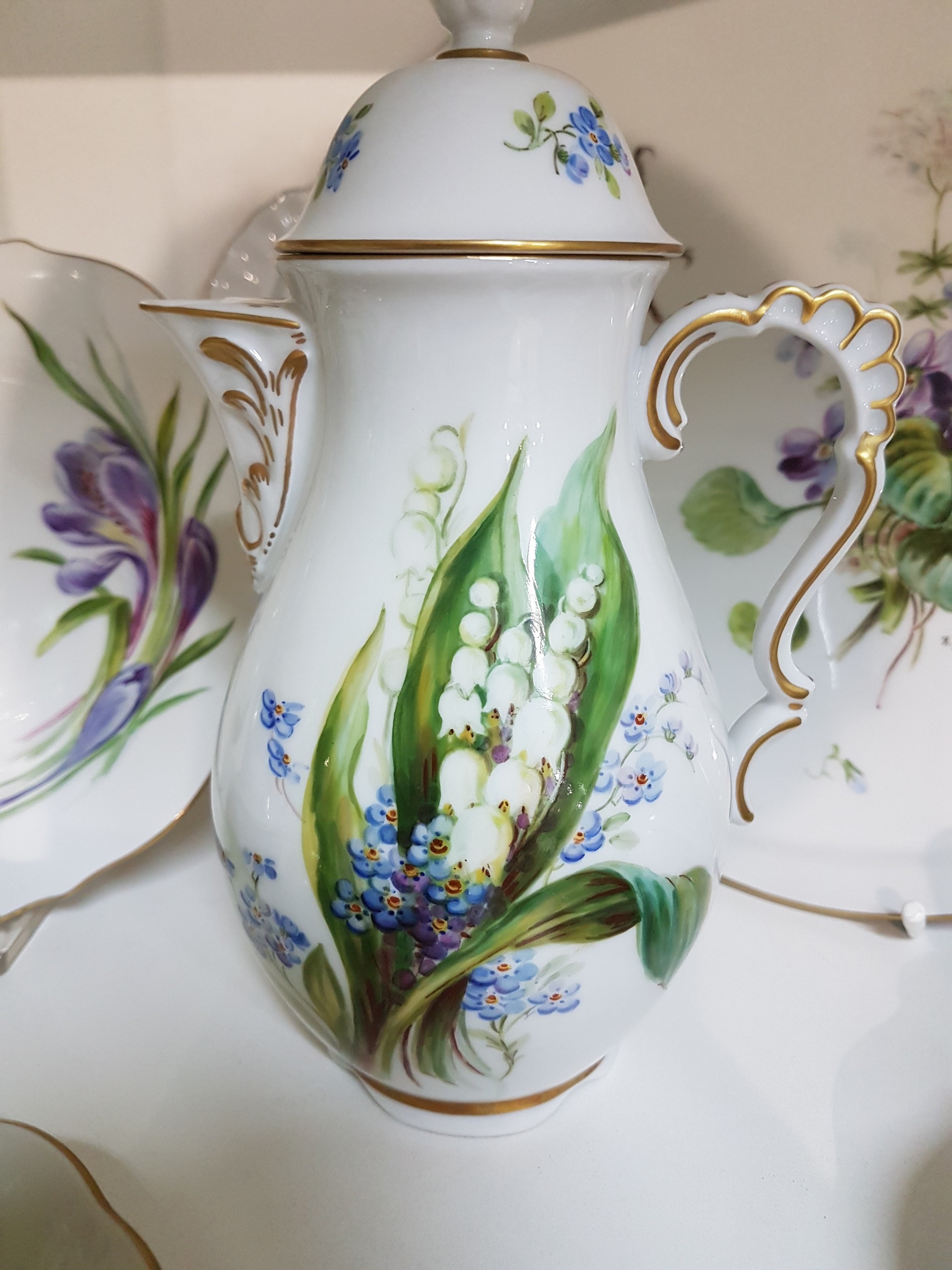 Detail d: Tete-a-tete, 20. Jh., Lindner Porzellan, Porzellanmalerei H. Schneider, Saalfeld Thüringen, bez. Handmalerei, qualitätvoller floraler Dekor von ...