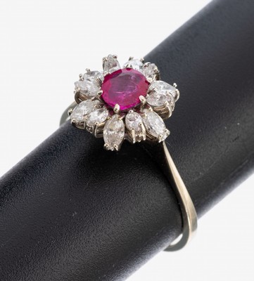 Image 26978068 - 14 kt Gold Rubin-Diamant-Ring, WG 585/000, mittig ovalfacett. Rubin ca. 0.30 ct, ...