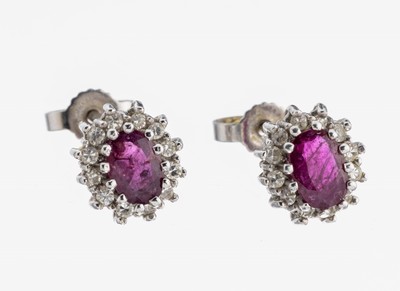 Image 26978069 - Paar 14 kt Gold Rubin-Diamant-Ohrstecker, WG 585/000, 2 ovalfacett. Rubine zus. ca. 1.0 ...