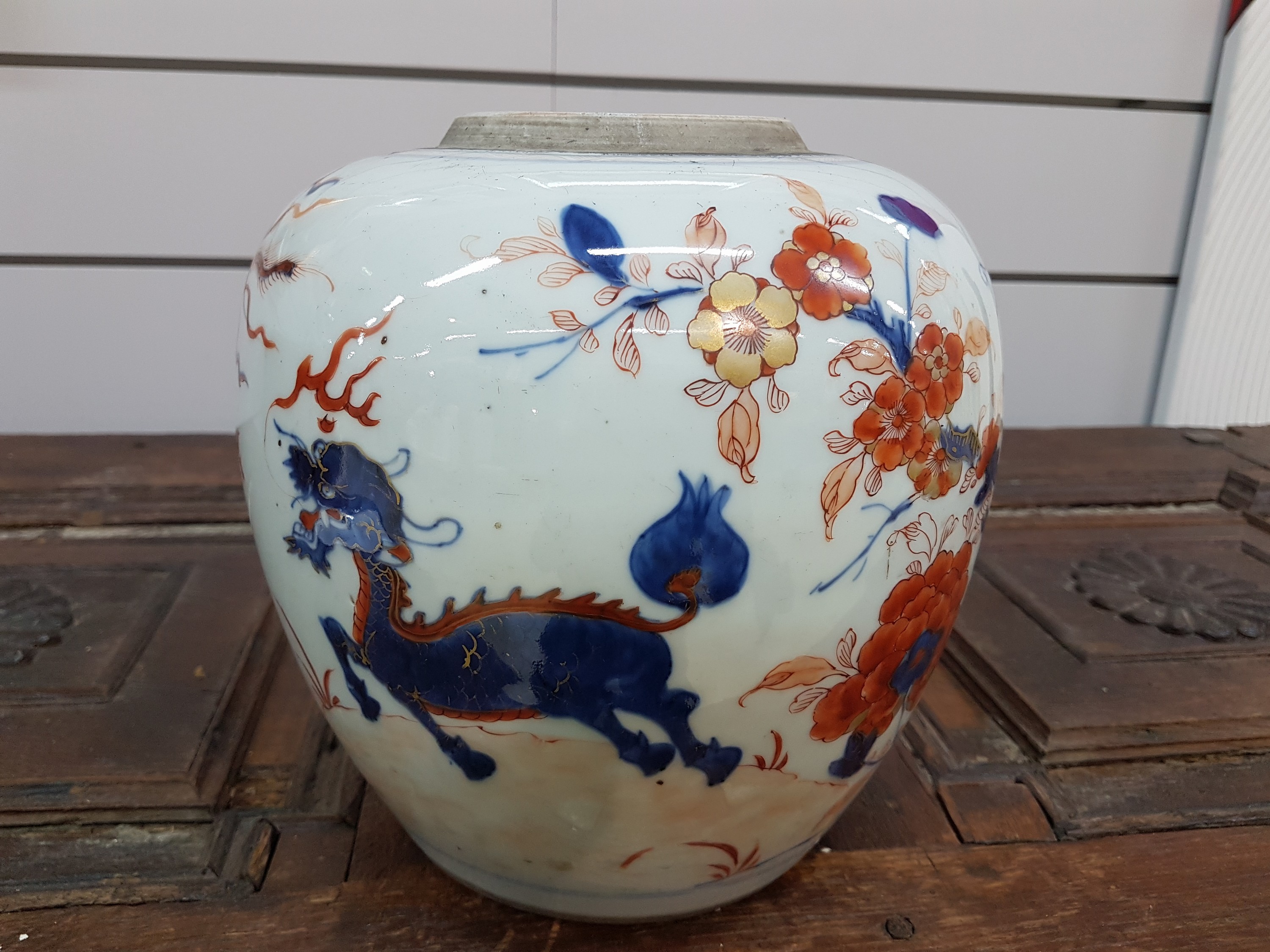 Detail a: Vase/Ingwertopf, China, um 1900, Porzellan, umlaufende Blaumalerei unter der Glasur, auf der Glasur eisenrot u. golden gehöht, Darstellung von ...