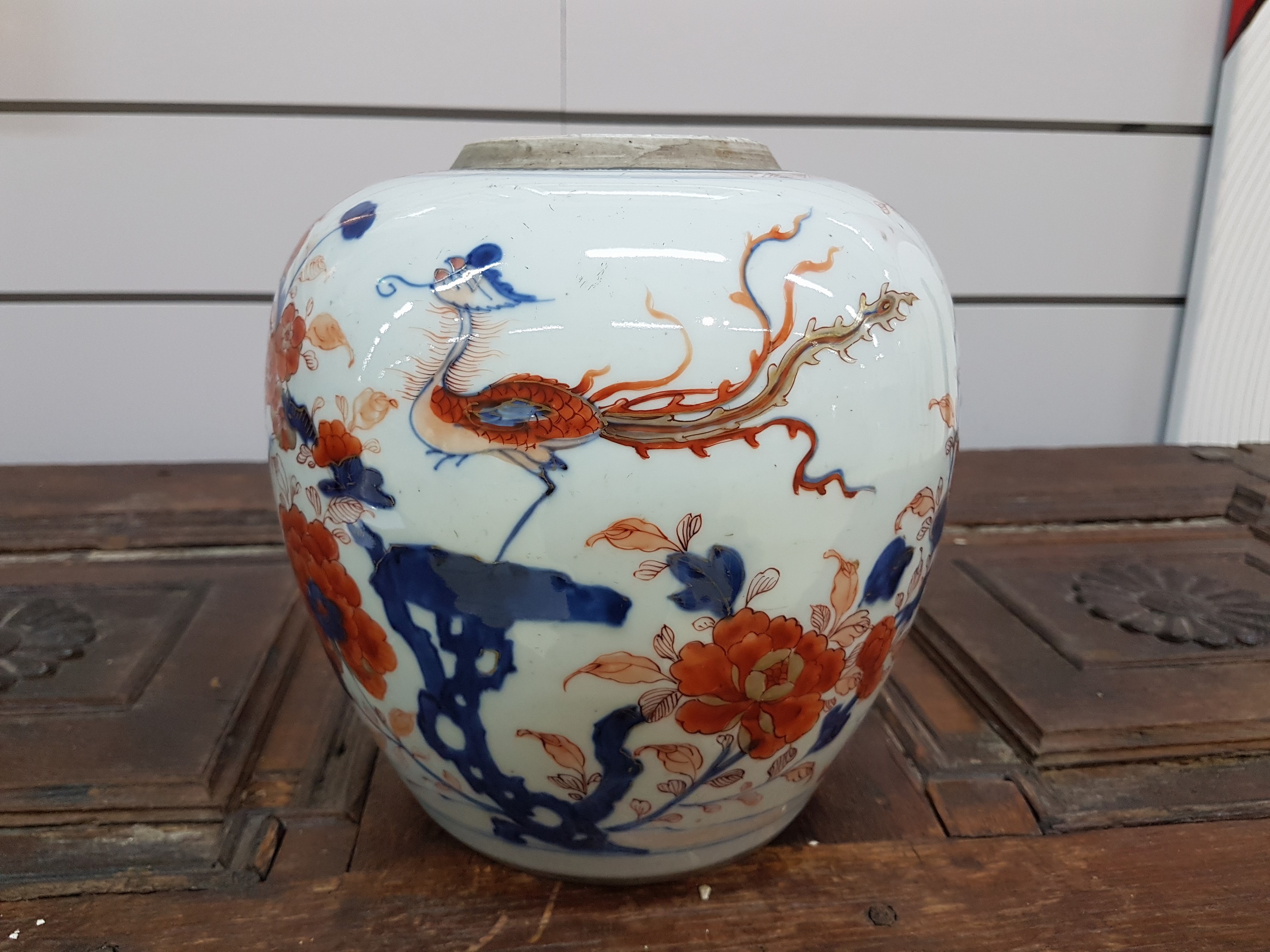 Detail b: Vase/Ingwertopf, China, um 1900, Porzellan, umlaufende Blaumalerei unter der Glasur, auf der Glasur eisenrot u. golden gehöht, Darstellung von ...