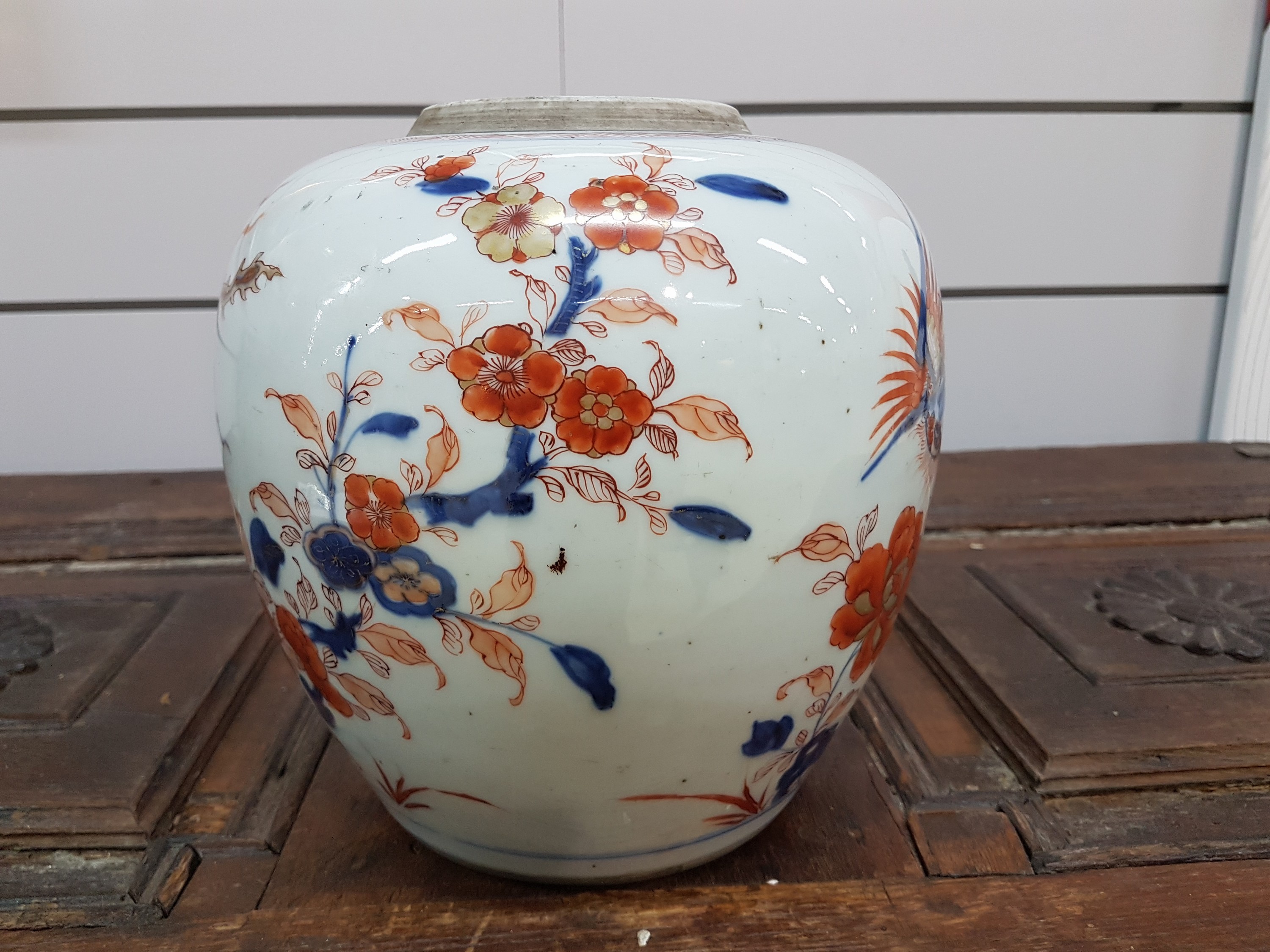 Detail c: Vase/Ingwertopf, China, um 1900, Porzellan, umlaufende Blaumalerei unter der Glasur, auf der Glasur eisenrot u. golden gehöht, Darstellung von ...