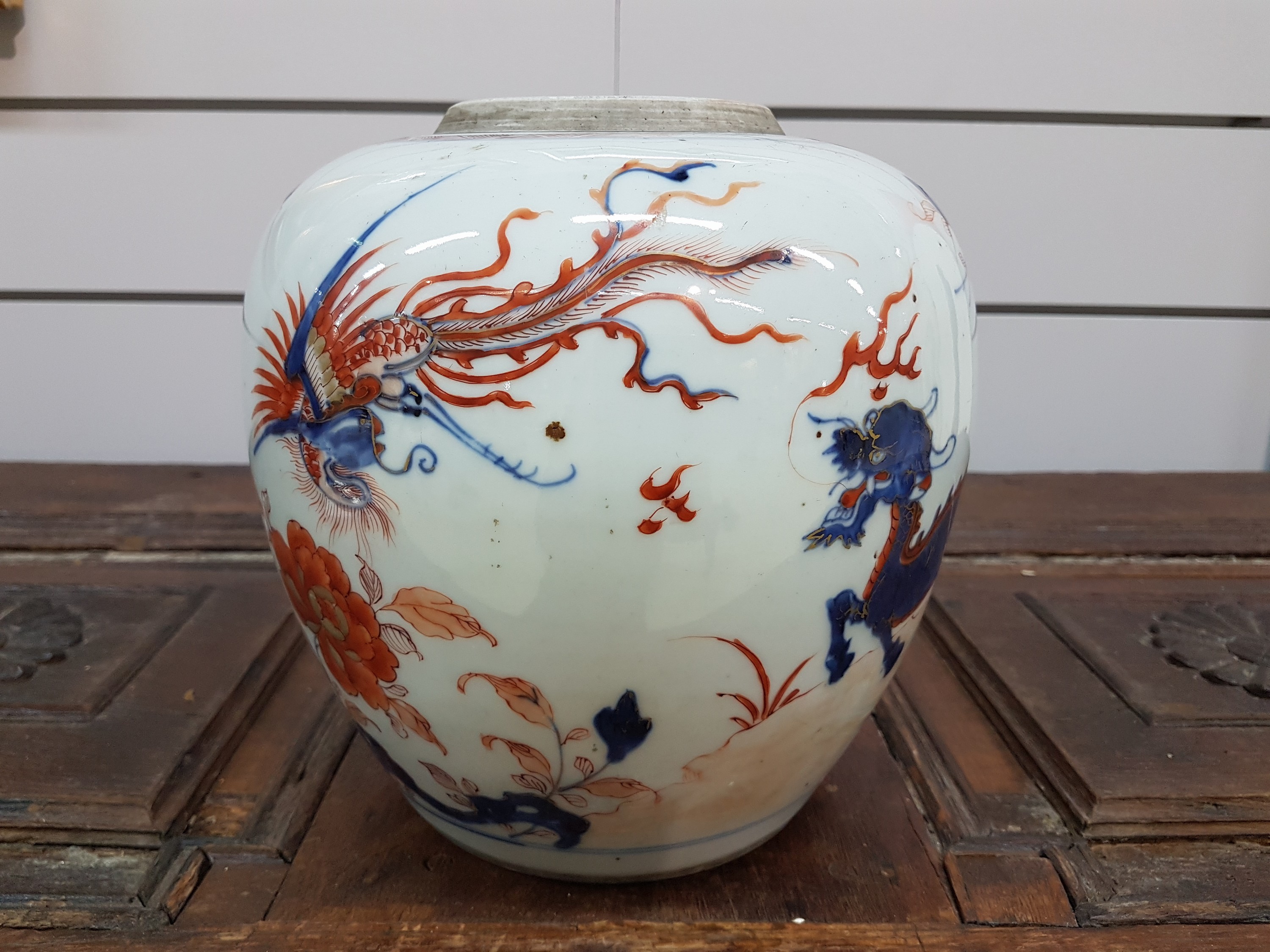 Detail d: Vase/Ingwertopf, China, um 1900, Porzellan, umlaufende Blaumalerei unter der Glasur, auf der Glasur eisenrot u. golden gehöht, Darstellung von ...