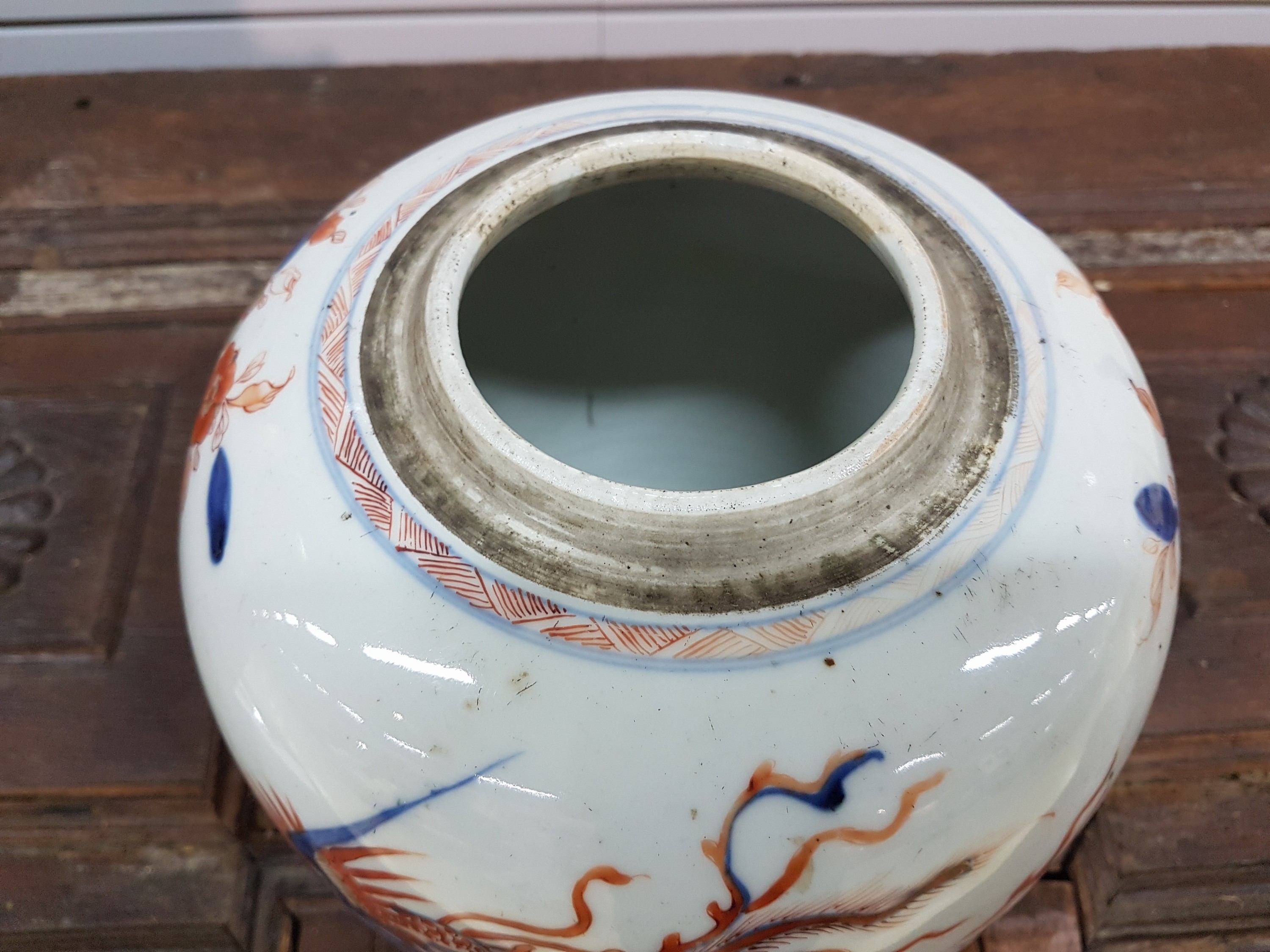 Detail e: Vase/Ingwertopf, China, um 1900, Porzellan, umlaufende Blaumalerei unter der Glasur, auf der Glasur eisenrot u. golden gehöht, Darstellung von ...