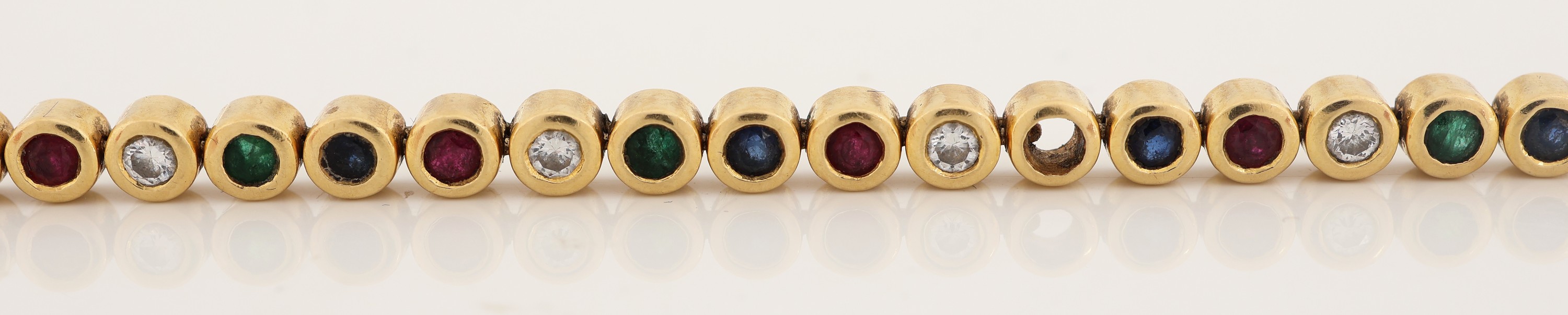 Detail a: 18 kt Gold Farbstein-Brillant-Armband, GG 750/000, 35 rundfacett. Saphire, Rubine und Smaragde zus. ca. 1.80 ct, 1 Stein fehlt, 11 Brillanten zus. ...
