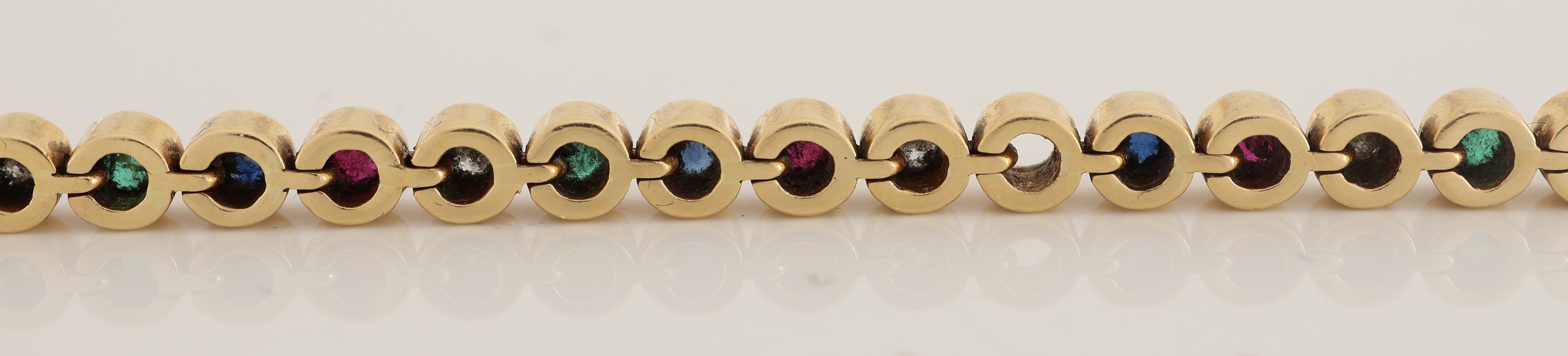 Detail b: 18 kt Gold Farbstein-Brillant-Armband, GG 750/000, 35 rundfacett. Saphire, Rubine und Smaragde zus. ca. 1.80 ct, 1 Stein fehlt, 11 Brillanten zus. ...
