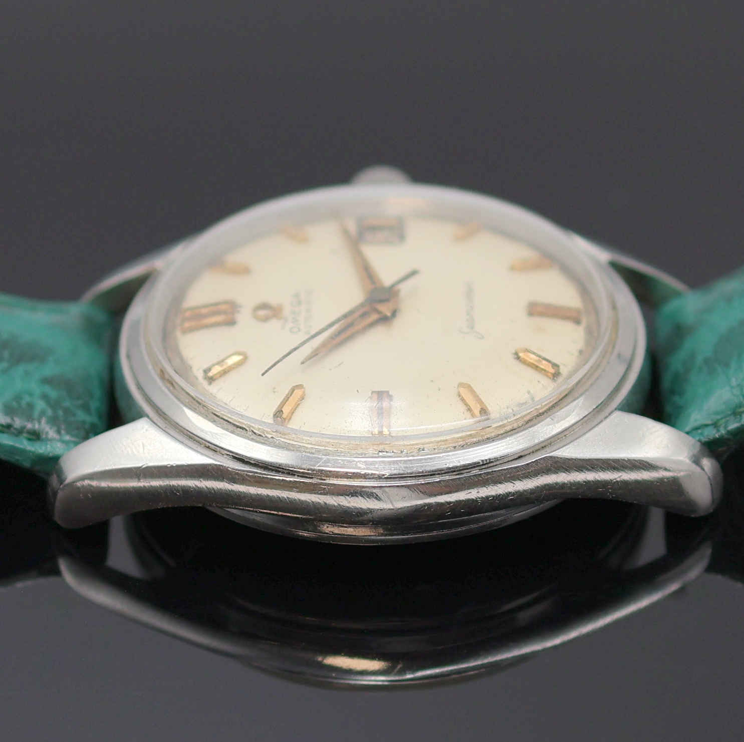 Detail e: OMEGA Seamaster Armbanduhr in Stahl Referenz 14744, Schweiz um 1961, Automatik, verschr. Boden m. Seamaster-Logo, silb. Zifferbl. fl./pat., aufges. ...