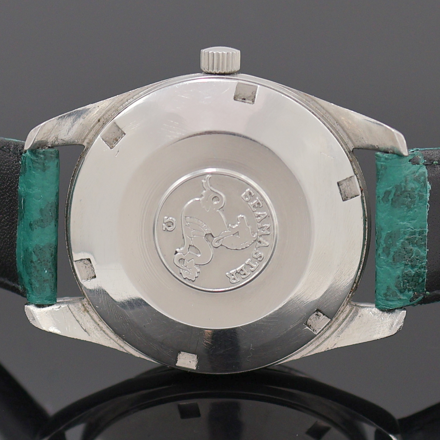 Detail f: OMEGA Seamaster Armbanduhr in Stahl Referenz 14744, Schweiz um 1961, Automatik, verschr. Boden m. Seamaster-Logo, silb. Zifferbl. fl./pat., aufges. ...