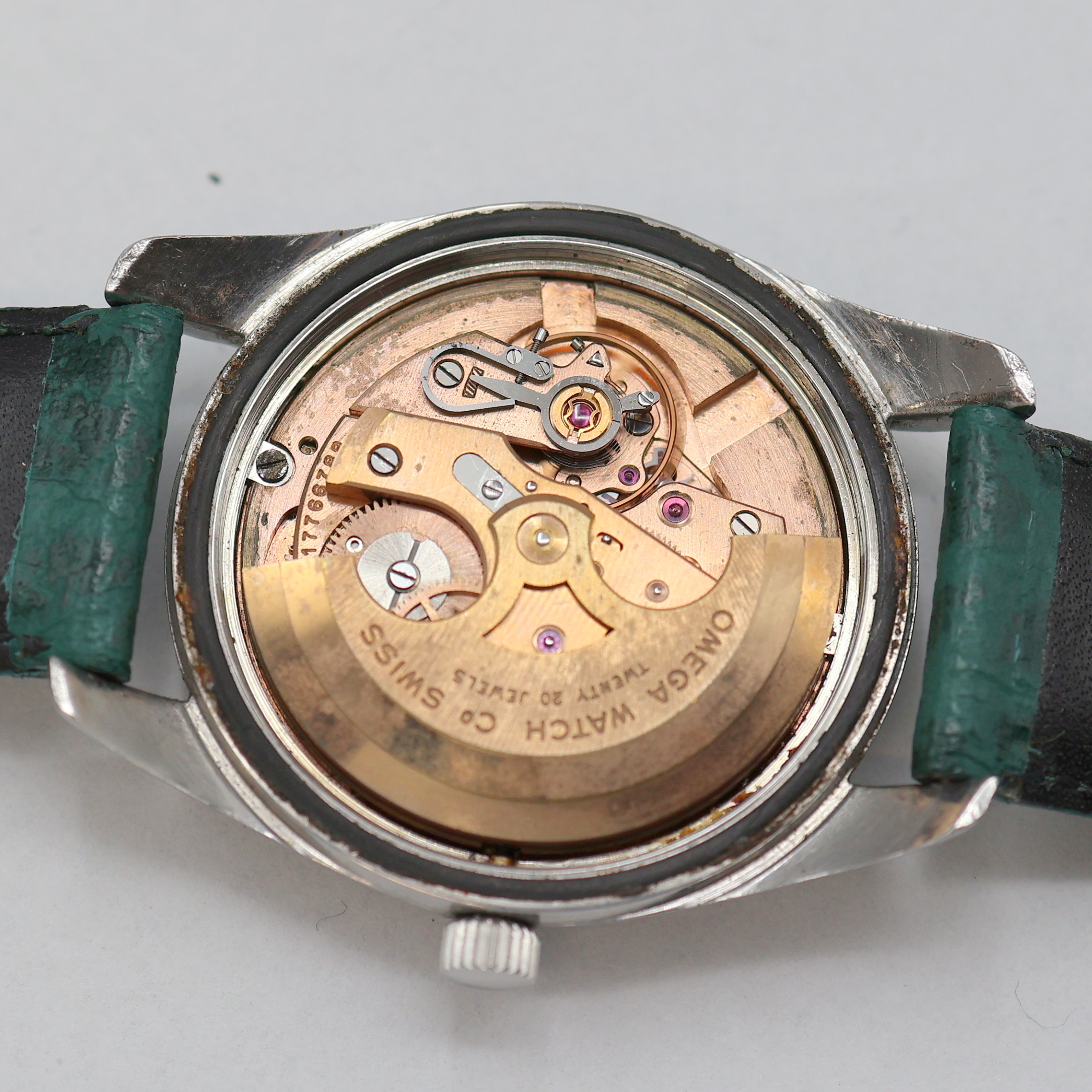 Detail h: OMEGA Seamaster Armbanduhr in Stahl Referenz 14744, Schweiz um 1961, Automatik, verschr. Boden m. Seamaster-Logo, silb. Zifferbl. fl./pat., aufges. ...