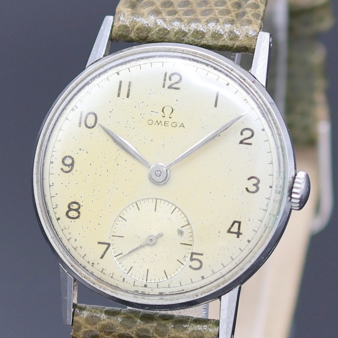 Detail a: OMEGA Armbanduhr in Stahl Referenz 2395/3, Schweiz um 1948, Handaufzug, Boden aufgedr., silb. Zifferbl. pat./fl., arab. Zahlen, silb. Zeiger, kl. ...