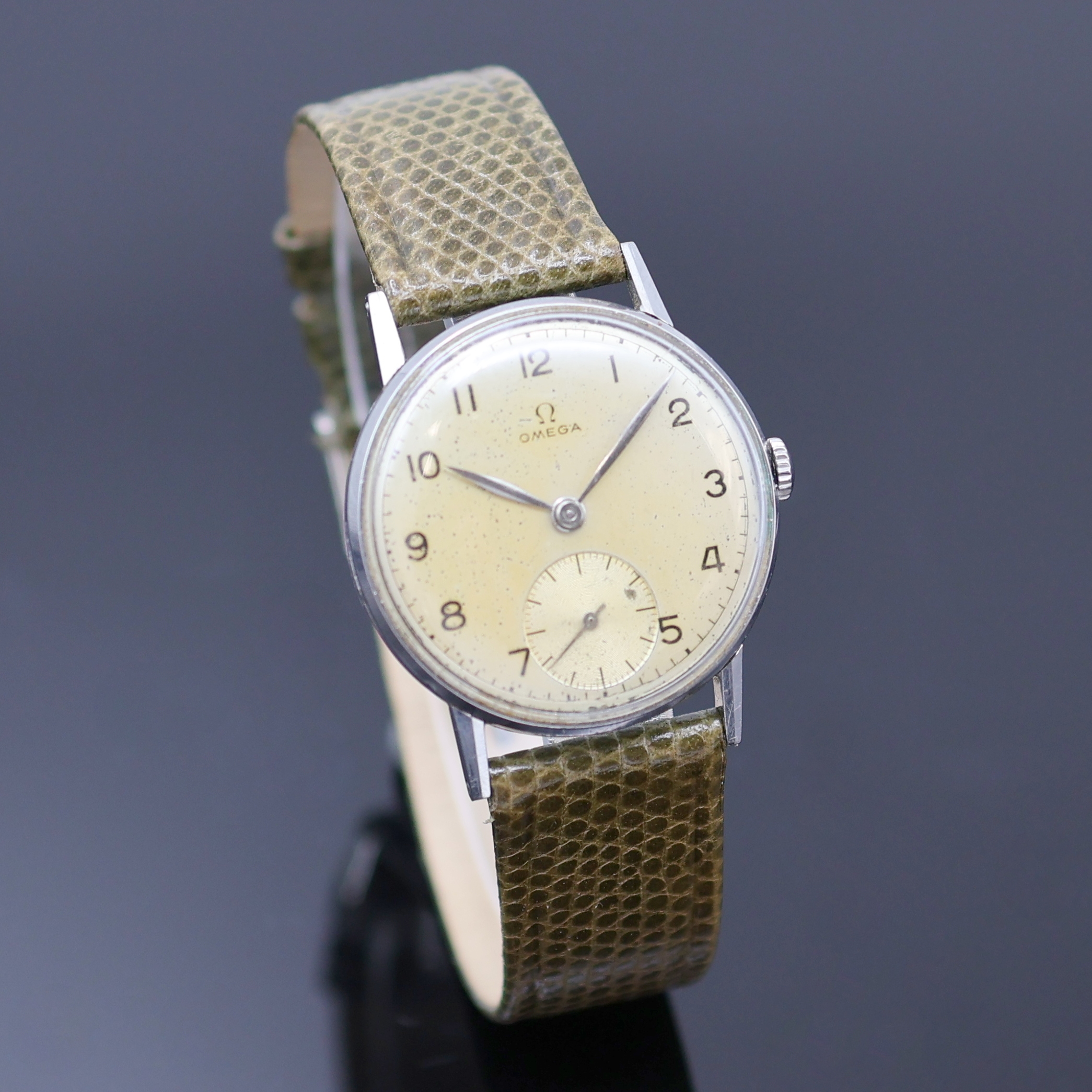 Detail b: OMEGA Armbanduhr in Stahl Referenz 2395/3, Schweiz um 1948, Handaufzug, Boden aufgedr., silb. Zifferbl. pat./fl., arab. Zahlen, silb. Zeiger, kl. ...