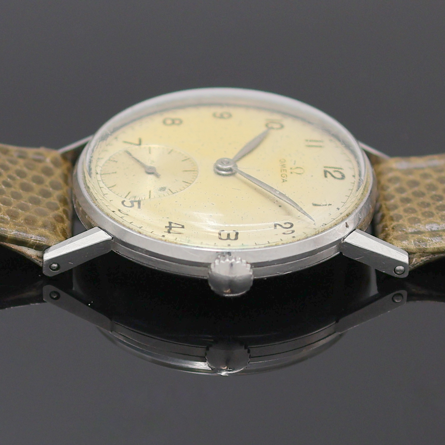 Detail d: OMEGA Armbanduhr in Stahl Referenz 2395/3, Schweiz um 1948, Handaufzug, Boden aufgedr., silb. Zifferbl. pat./fl., arab. Zahlen, silb. Zeiger, kl. ...