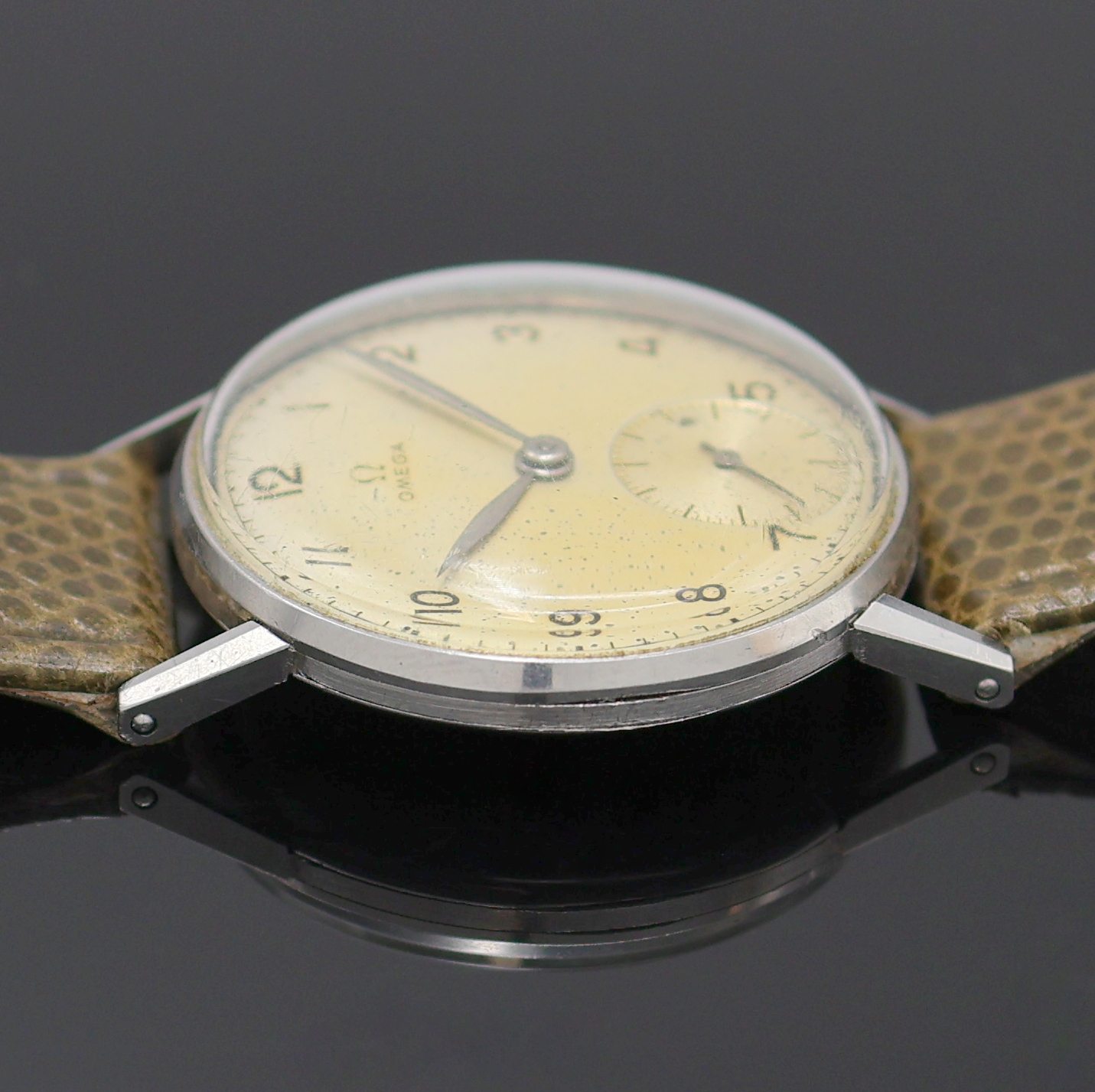 Detail e: OMEGA Armbanduhr in Stahl Referenz 2395/3, Schweiz um 1948, Handaufzug, Boden aufgedr., silb. Zifferbl. pat./fl., arab. Zahlen, silb. Zeiger, kl. ...