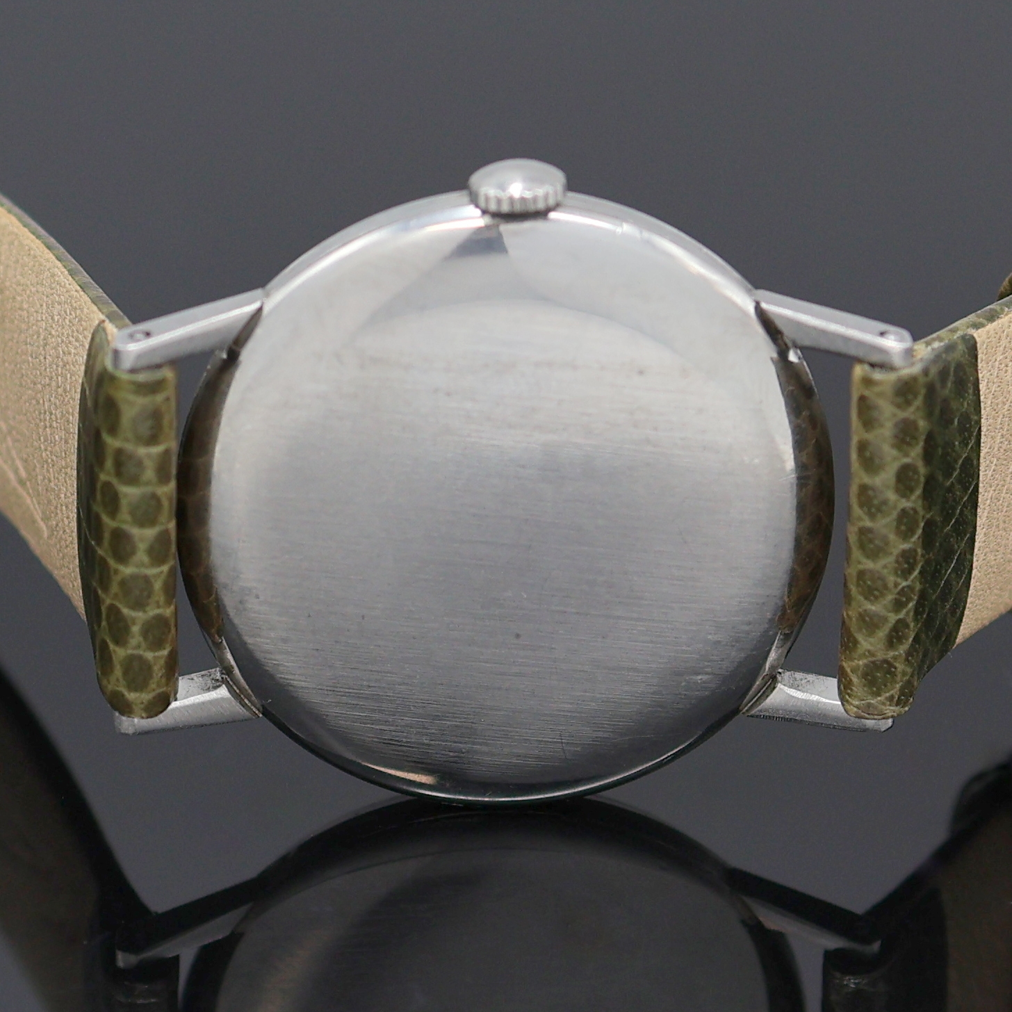 Detail f: OMEGA Armbanduhr in Stahl Referenz 2395/3, Schweiz um 1948, Handaufzug, Boden aufgedr., silb. Zifferbl. pat./fl., arab. Zahlen, silb. Zeiger, kl. ...