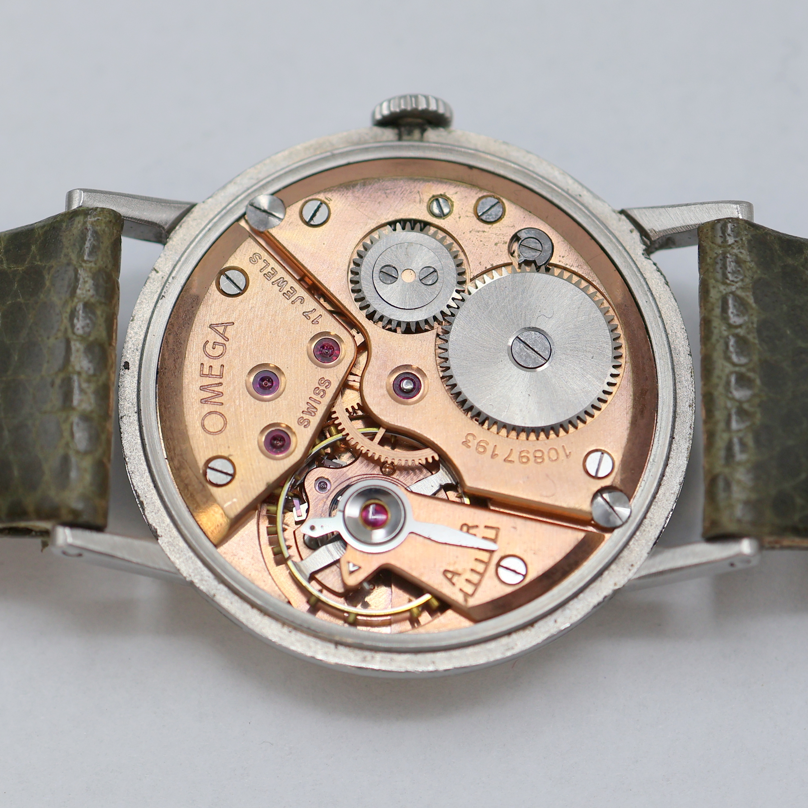 Detail g: OMEGA Armbanduhr in Stahl Referenz 2395/3, Schweiz um 1948, Handaufzug, Boden aufgedr., silb. Zifferbl. pat./fl., arab. Zahlen, silb. Zeiger, kl. ...