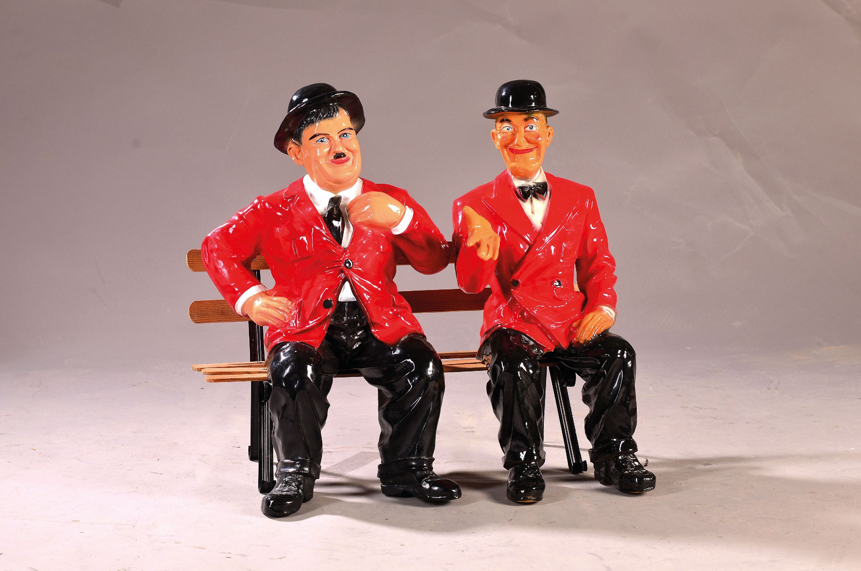 Image 26978717 - Stan und Ollie (Dick und Doof) auf der Bank, neuzeitlich, Kunststoff bunt gefaßt, ca. ...